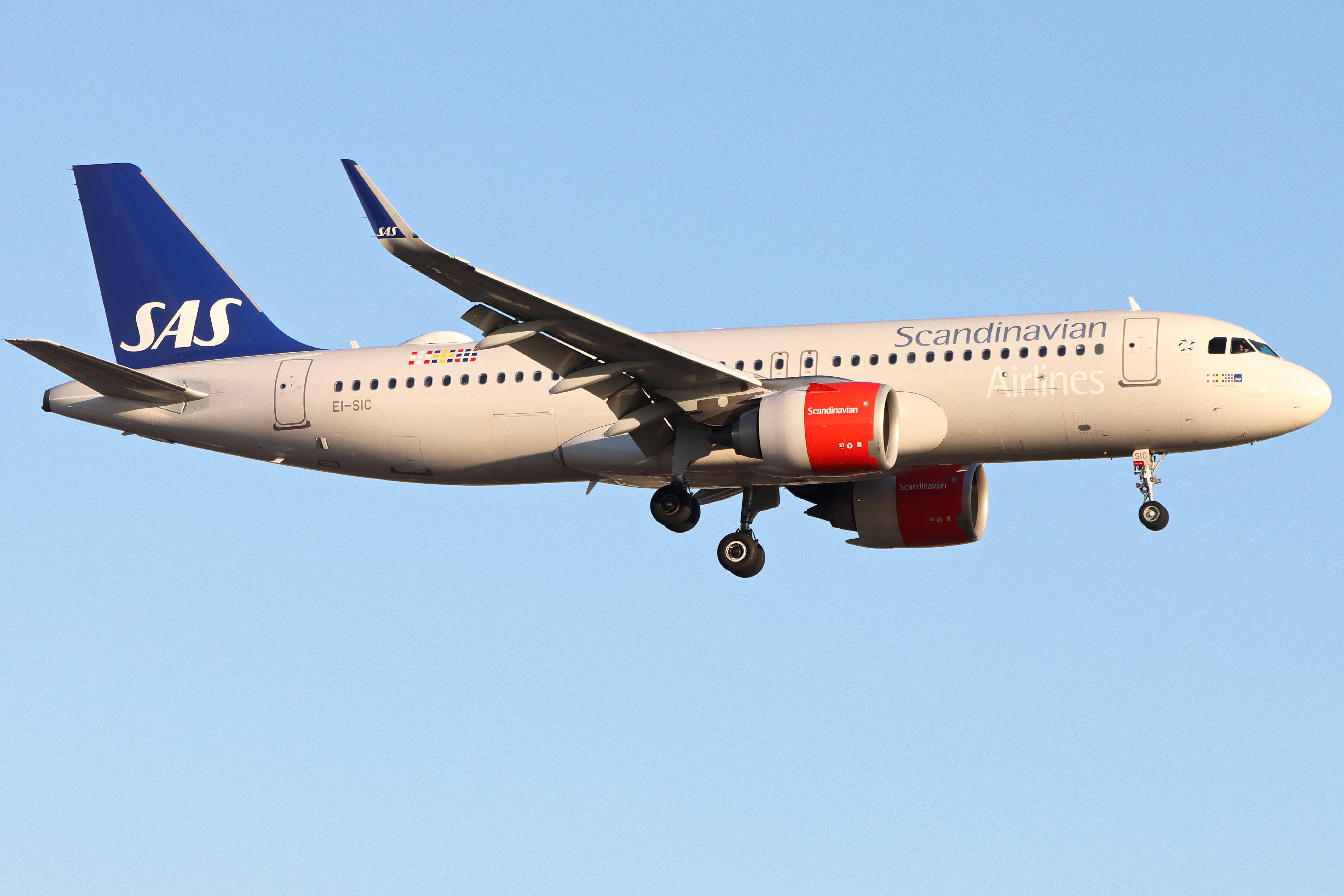 Full size: Scandinavian Airlines Airbus A320NEO EI-SIC at London Heathrow International Airport