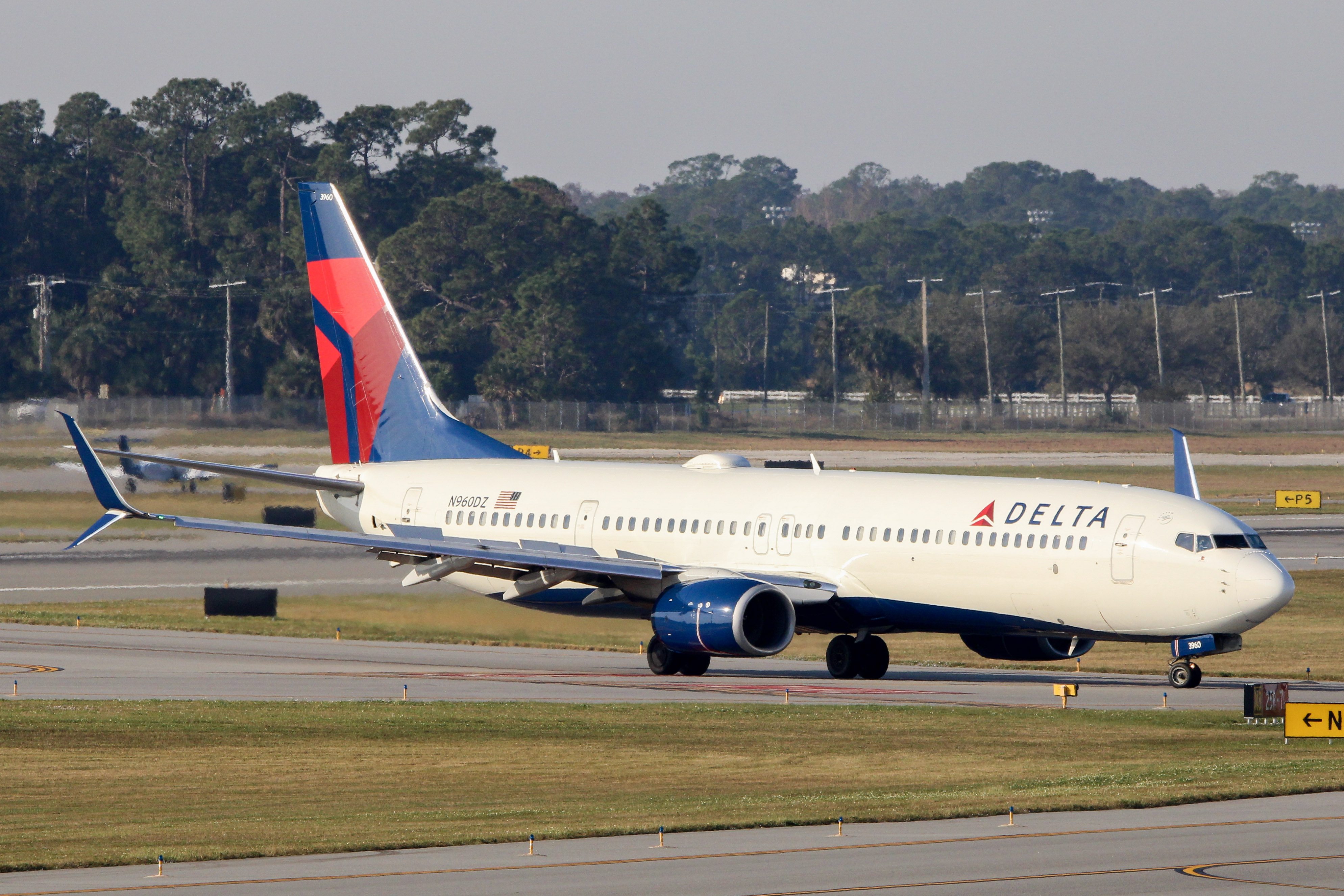 Full size: Delta Airlines Boeing 737-900ER N960DZ at Daytona Beach International Airport