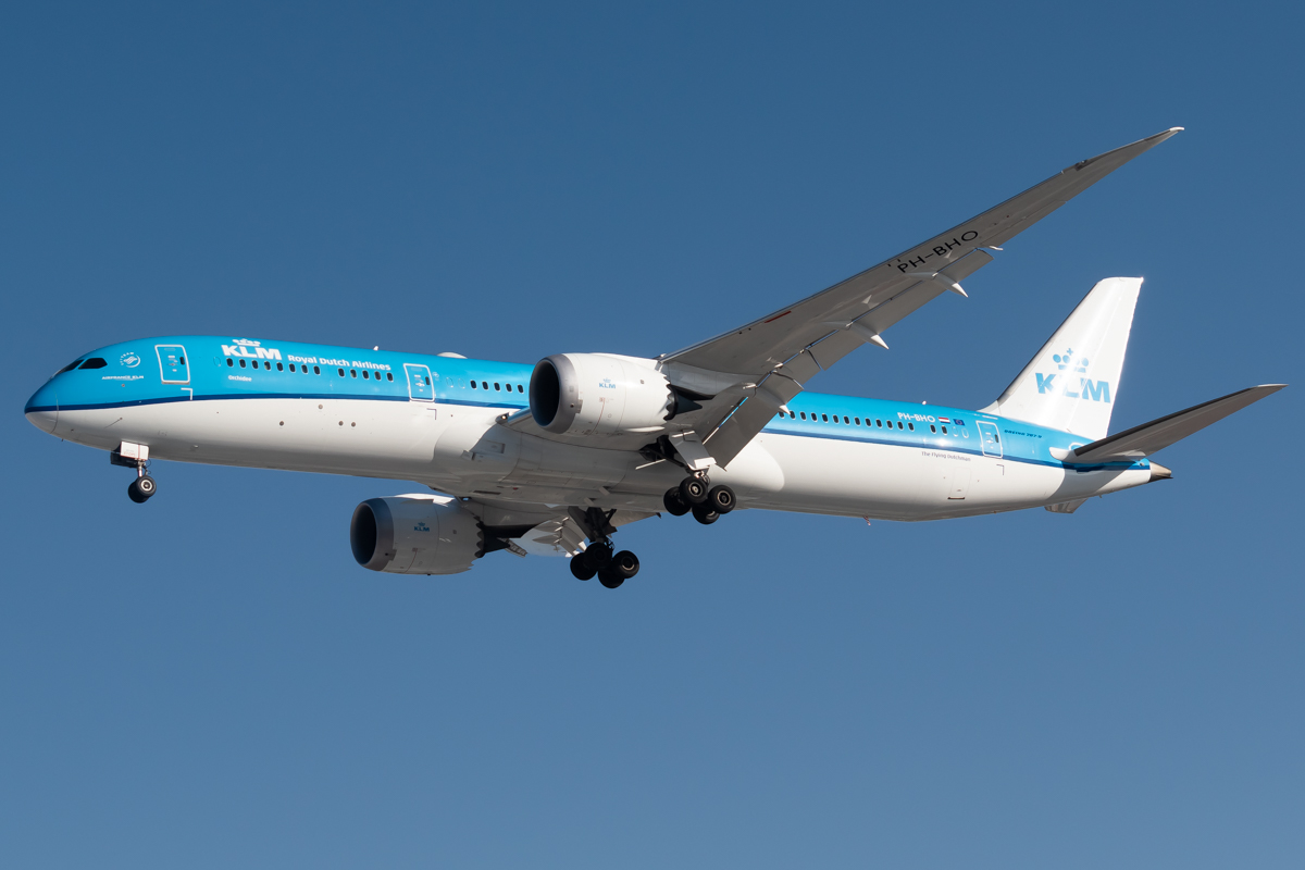 Full size: KLM Boeing 787-9 PH-BHO at Mexico City International Airport