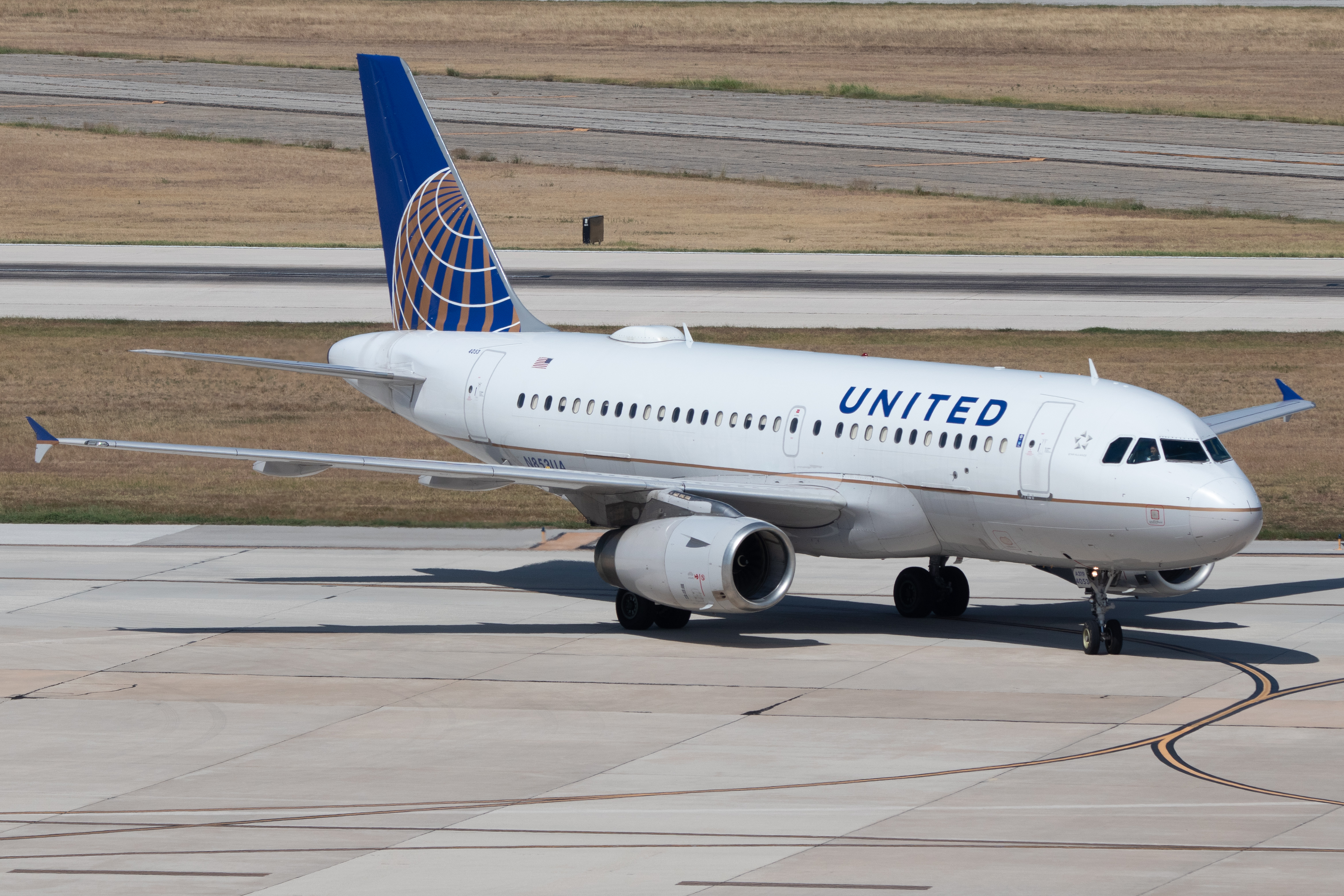 Full size: United Airlines Airbus A319 N853UA at San Antonio International Airport