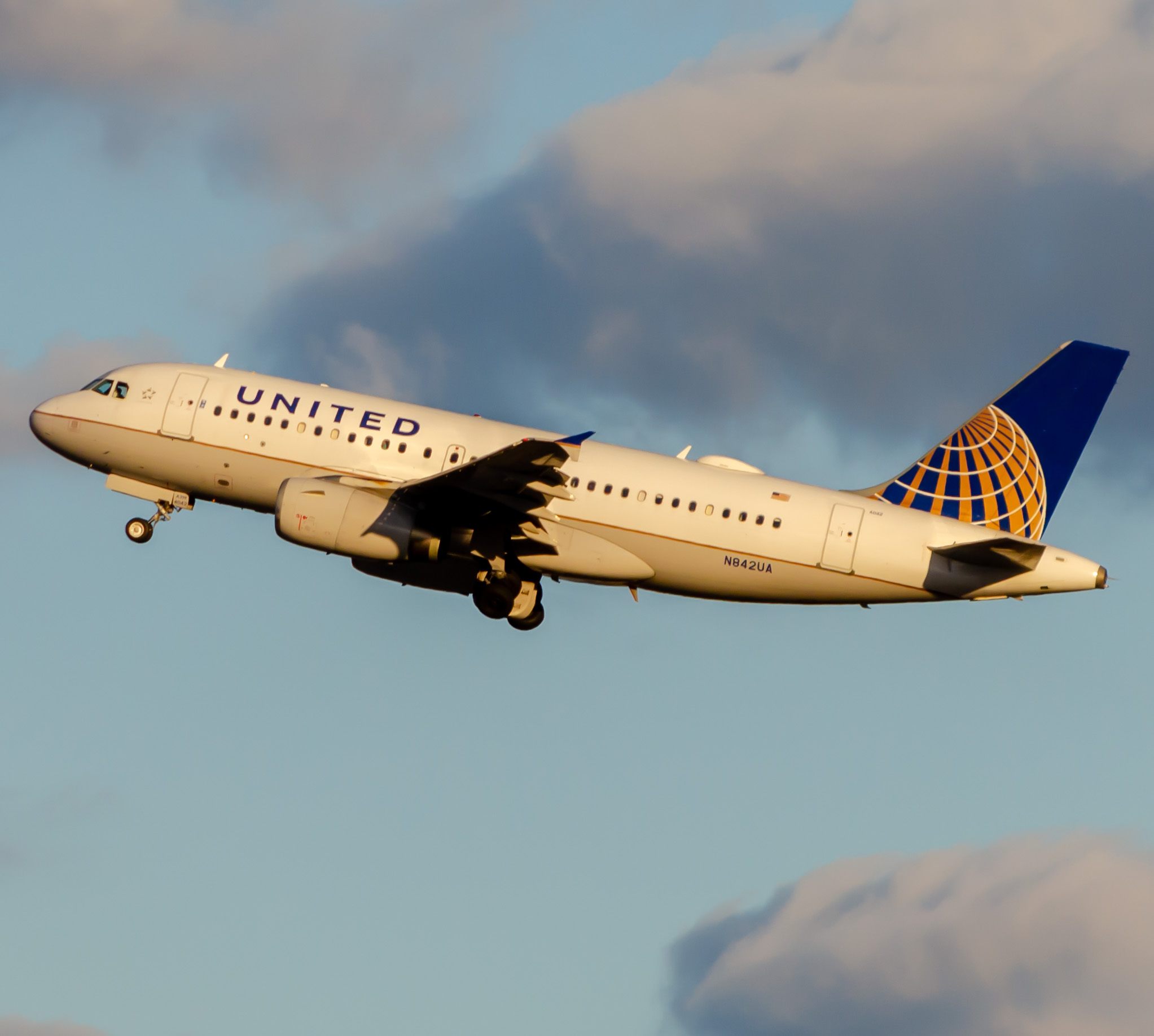 Full size: United Airlines Airbus A319 N842UA at Newark Liberty International Airport