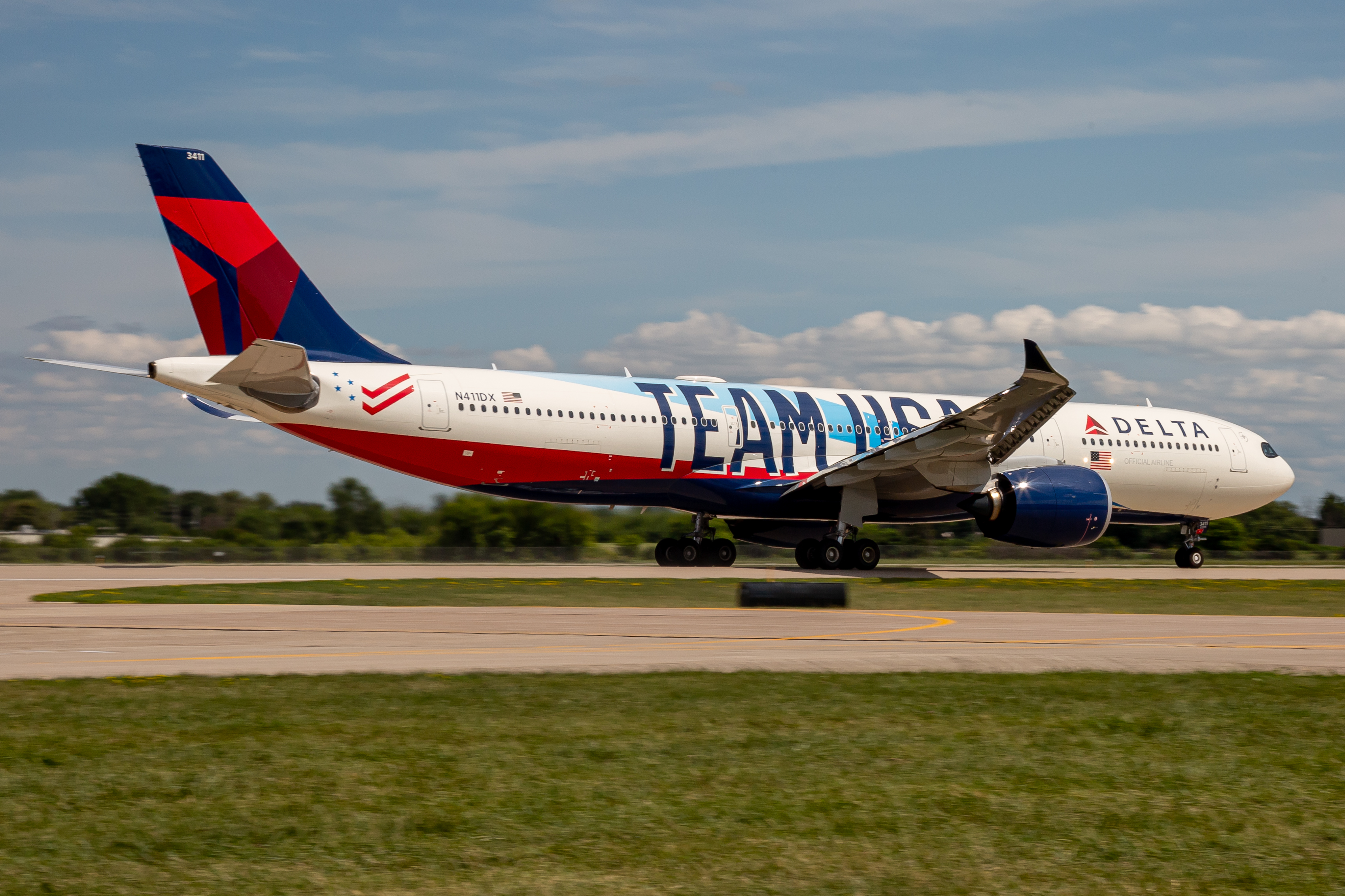 Full size: Delta Airlines Airbus A330-900 N411DX at Wittman Regional Airport