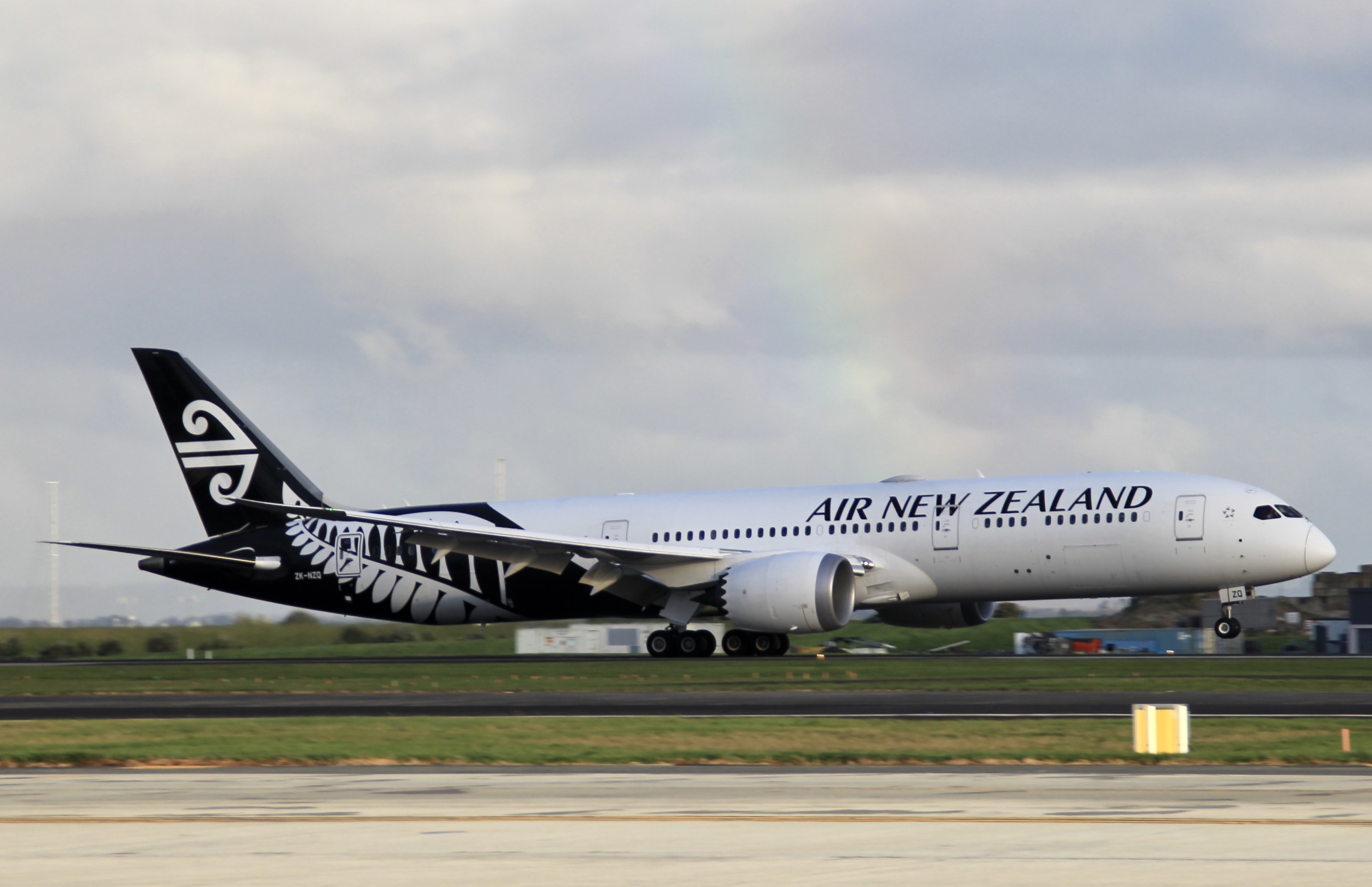 Full size: Air New Zealand Boeing 787-9 ZK-NZQ at Auckland International Airport