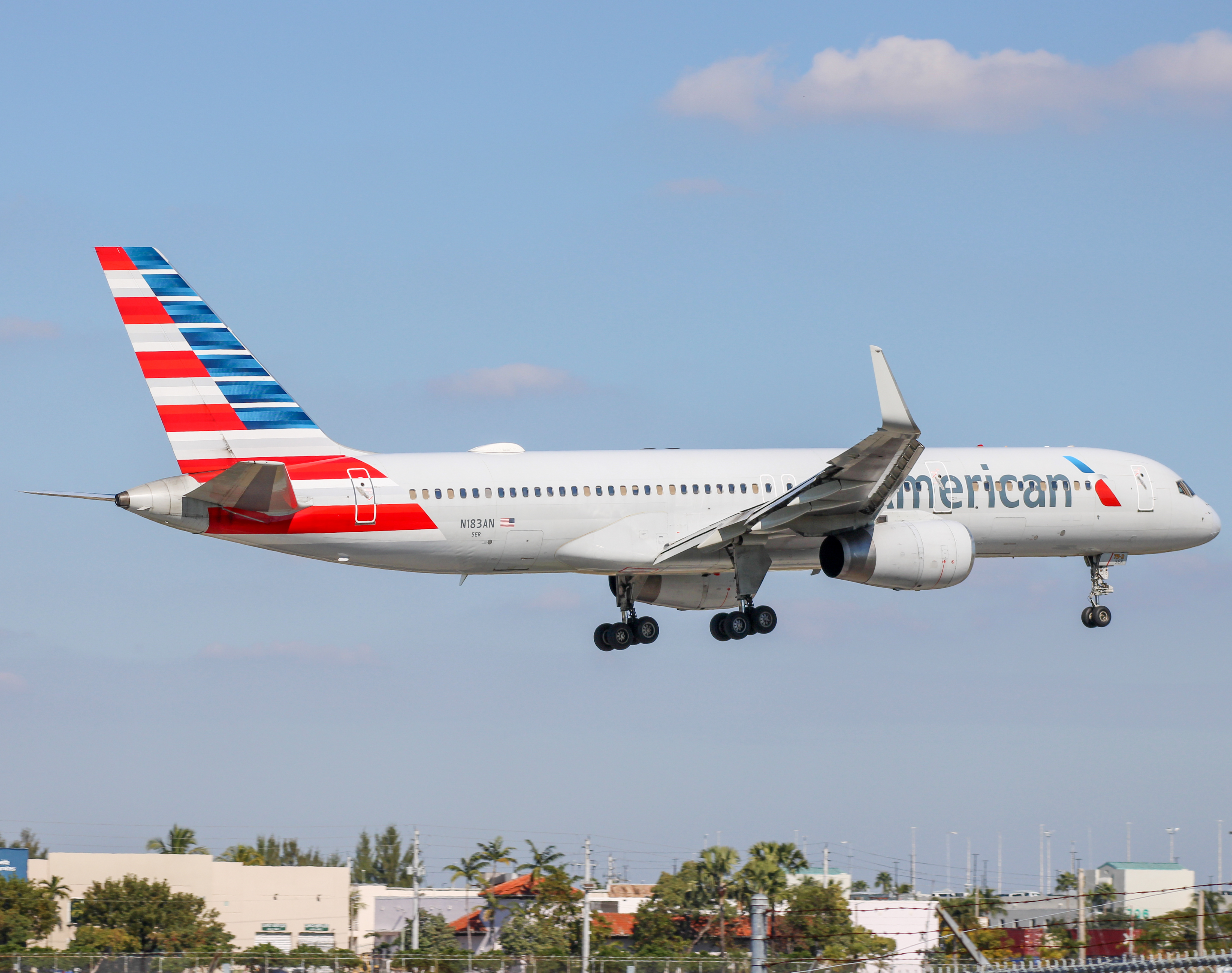 Full size: American Airlines Boeing 757-200 N183AN at Miami International Airport