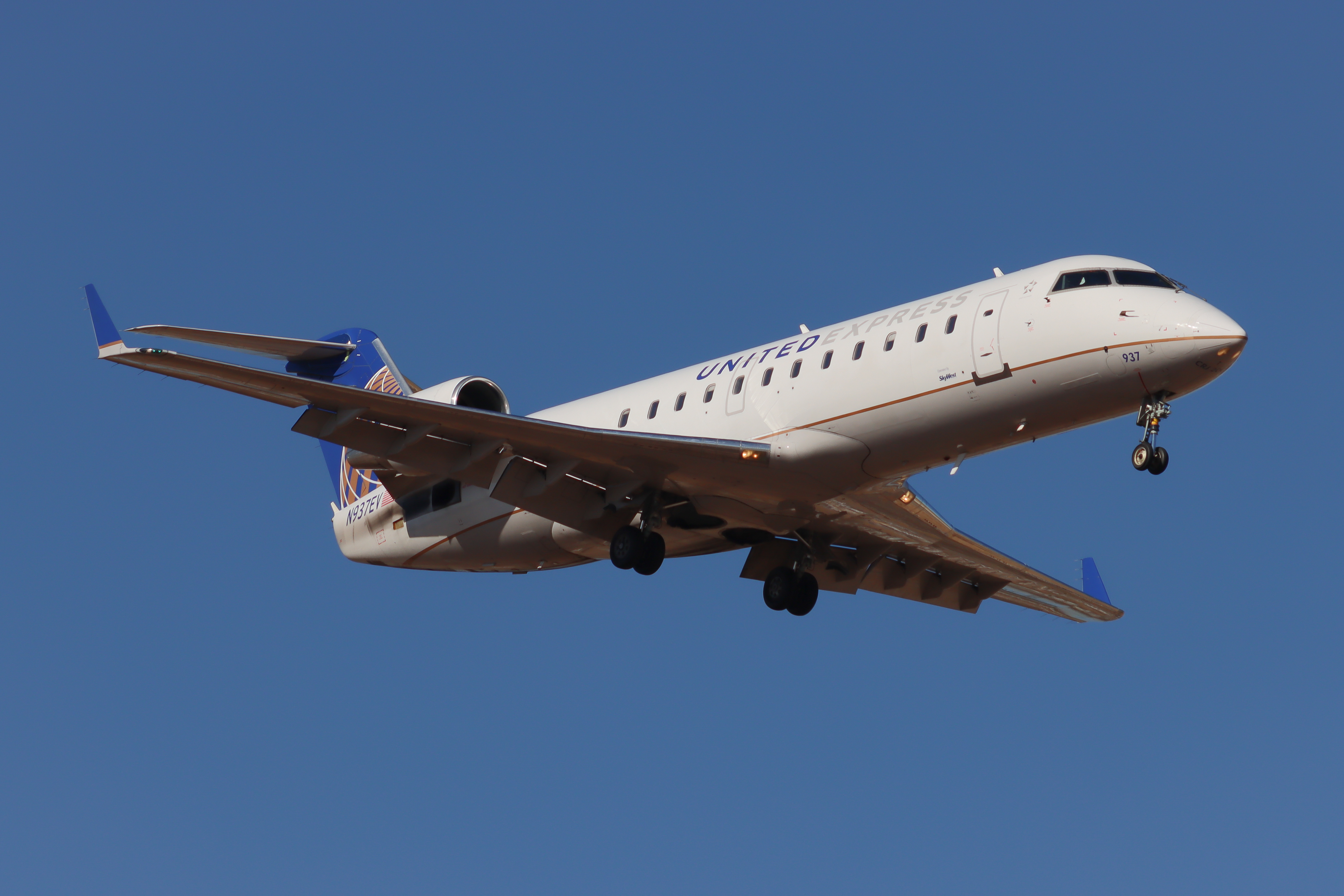 Full size: United Express Mitsubishi CRJ-200 N937EV at Boise Air Terminal/Gowen Field