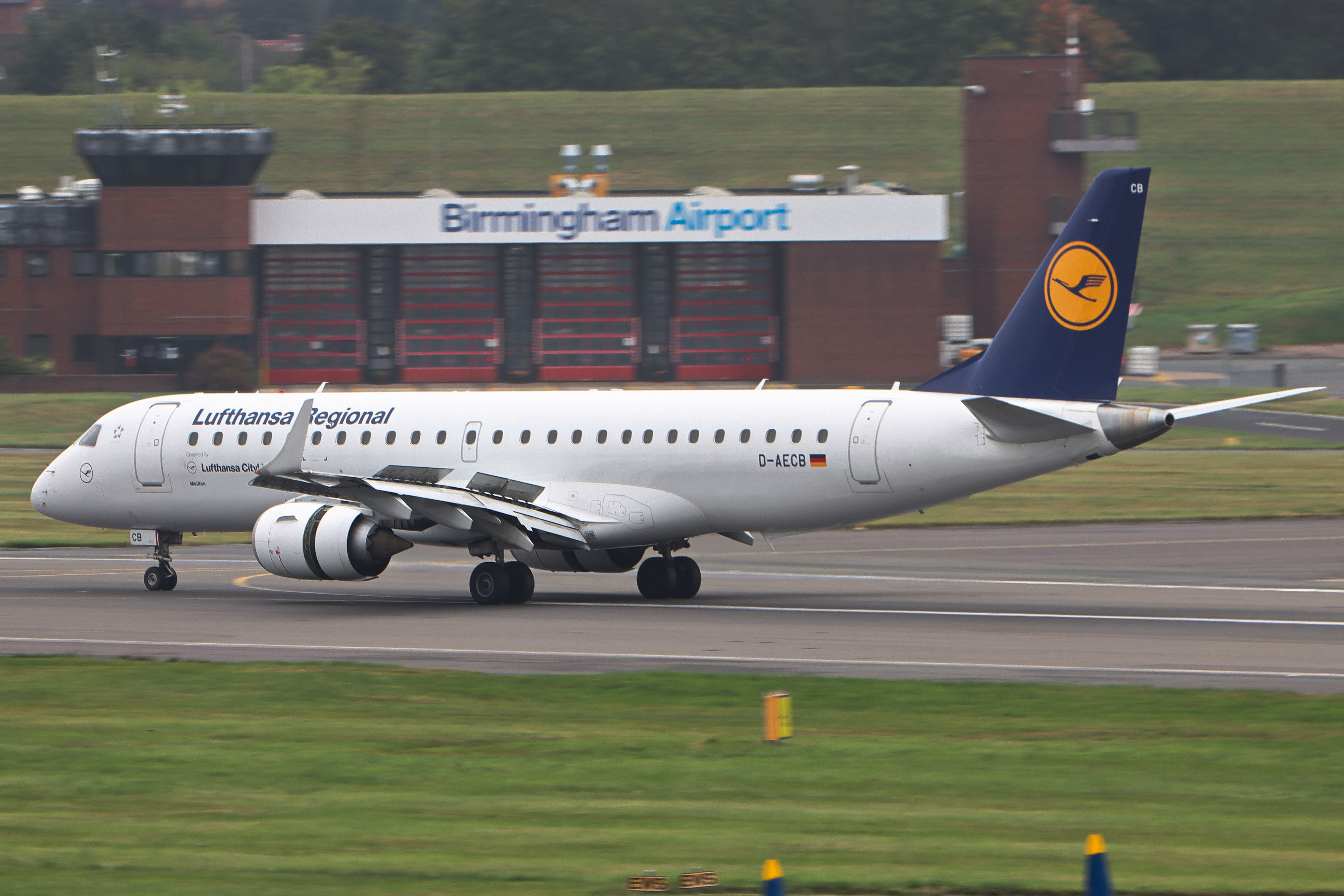 Full size: Lufthansa CityLine Embraer E190 D-AECB at Birmingham Airport