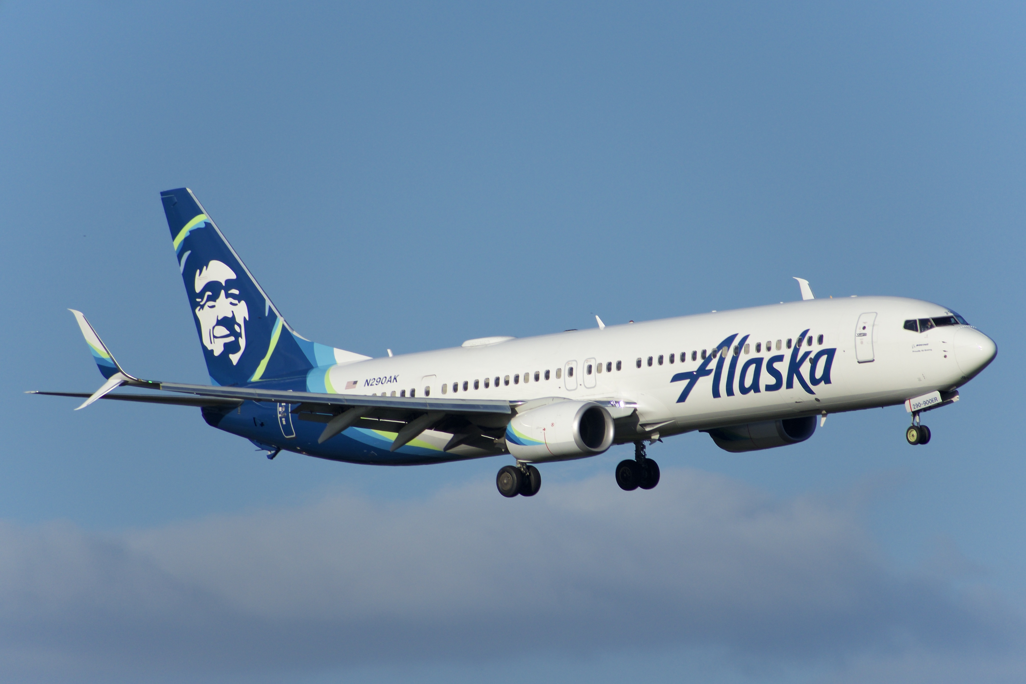 Full size: Alaska Airlines Boeing 737-900ER N290AK at Orlando International Airport