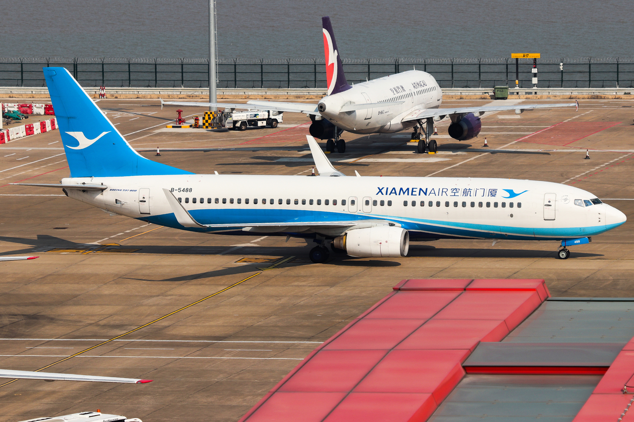 Full size: Xiamen Air Boeing 737-800 B-5488 at Macau International Airport
