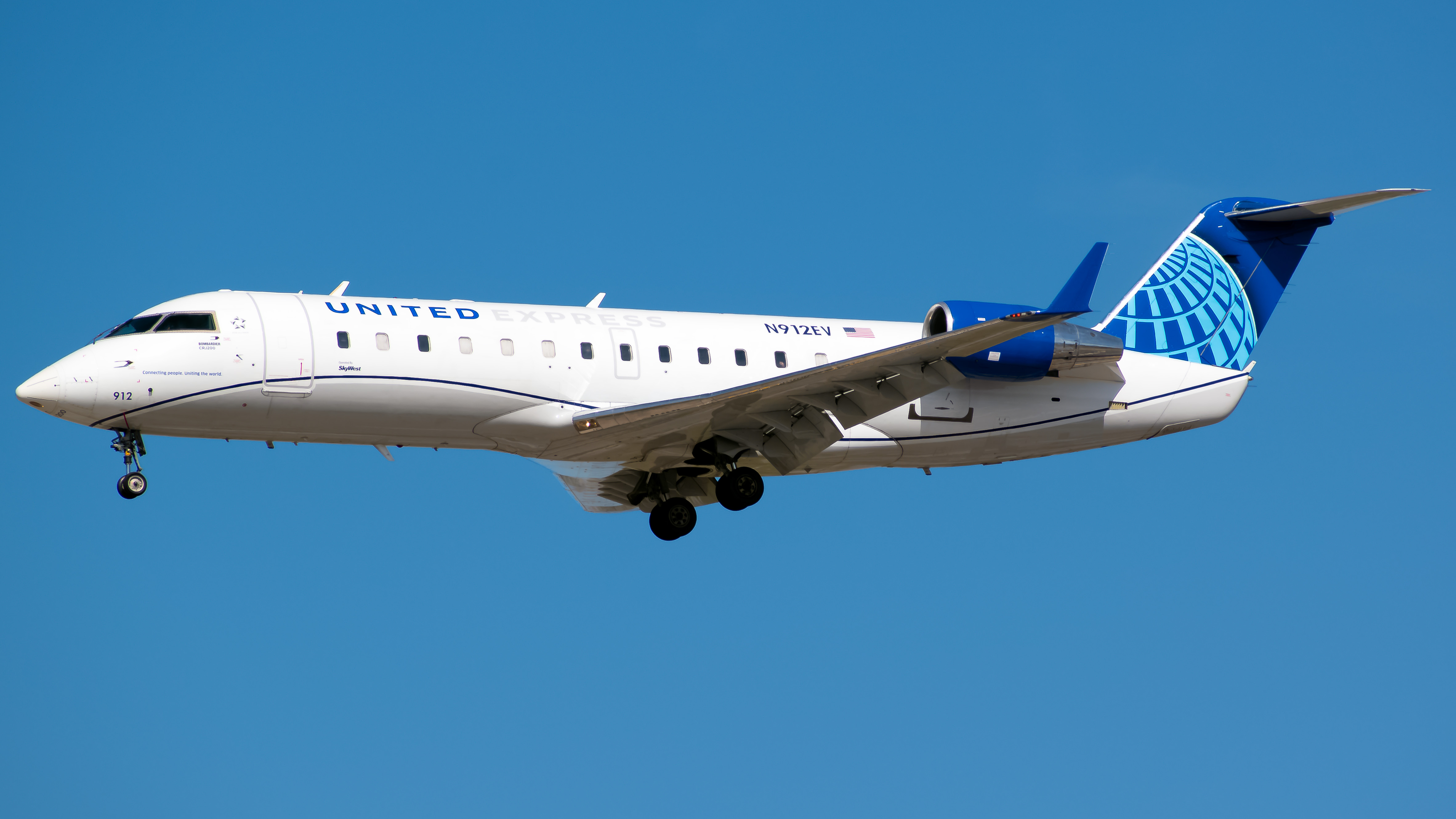 Full size: United Express Mitsubishi CRJ-200 N912EV at Chicago O'Hare International Airport