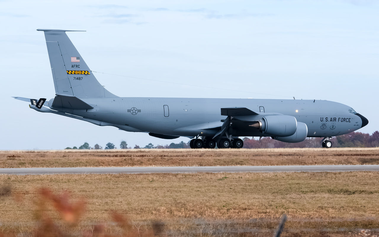 Full size: USAF - United States Air Force Boeing KC-135 Stratotanker 57-1487 at Savannah/Hilton Head International Airport
