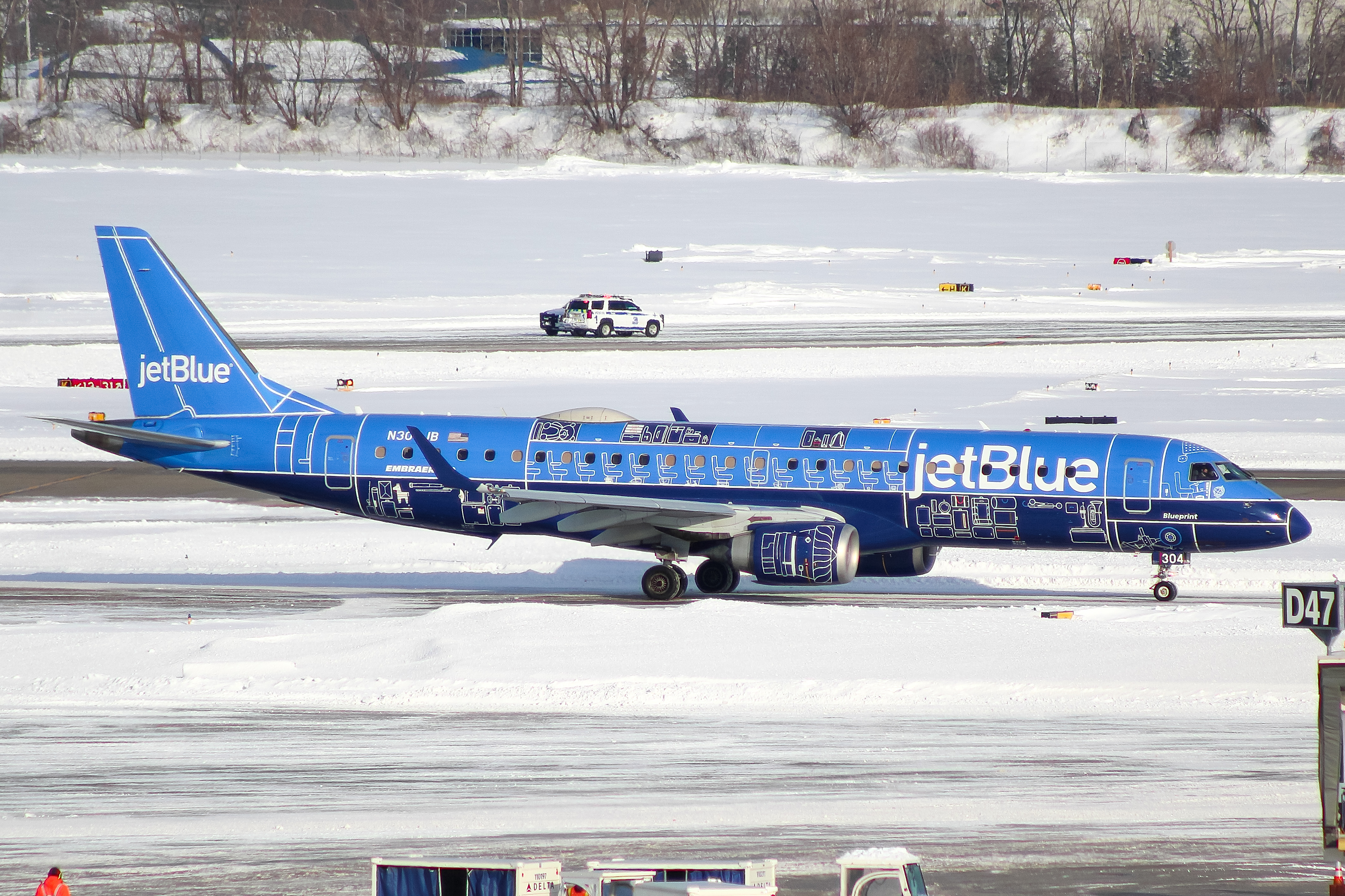Full size: JetBlue Airways Embraer E190 N304JB at General Mitchell International Airport