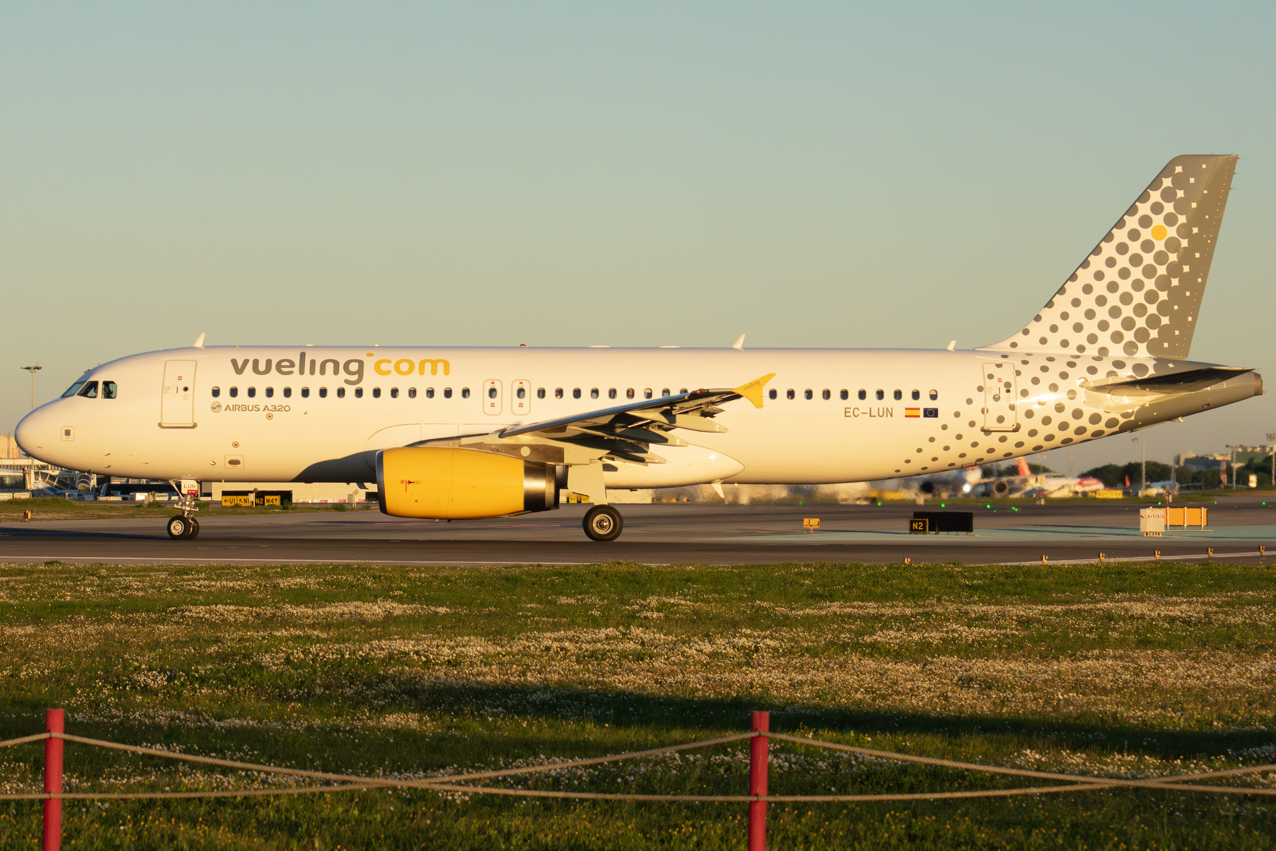 Full size: Vueling Airbus A320 EC-LUN at Lisbon Humberto Delgado Airport