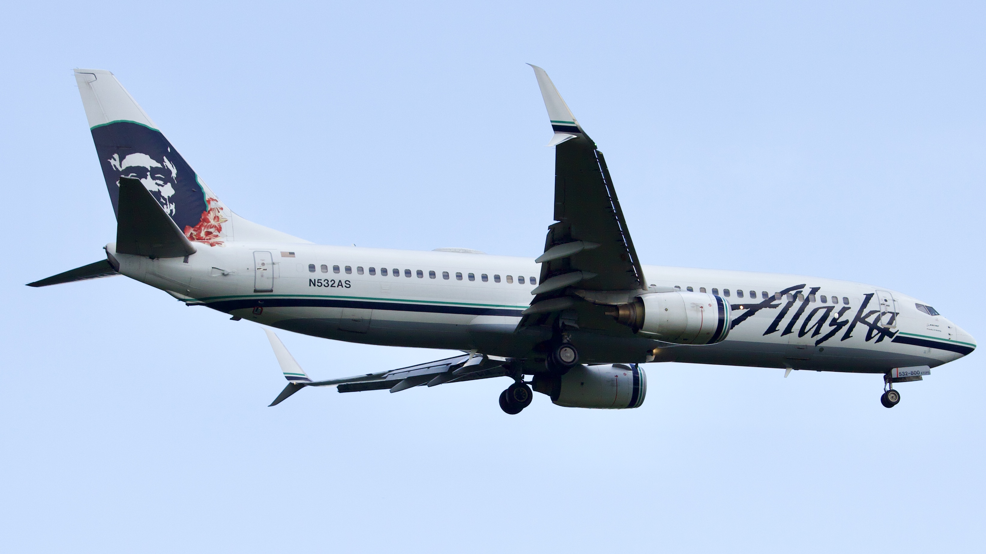 Full size: Alaska Airlines Boeing 737-800 N532AS at Houston-George Bush Intercontinental Airport