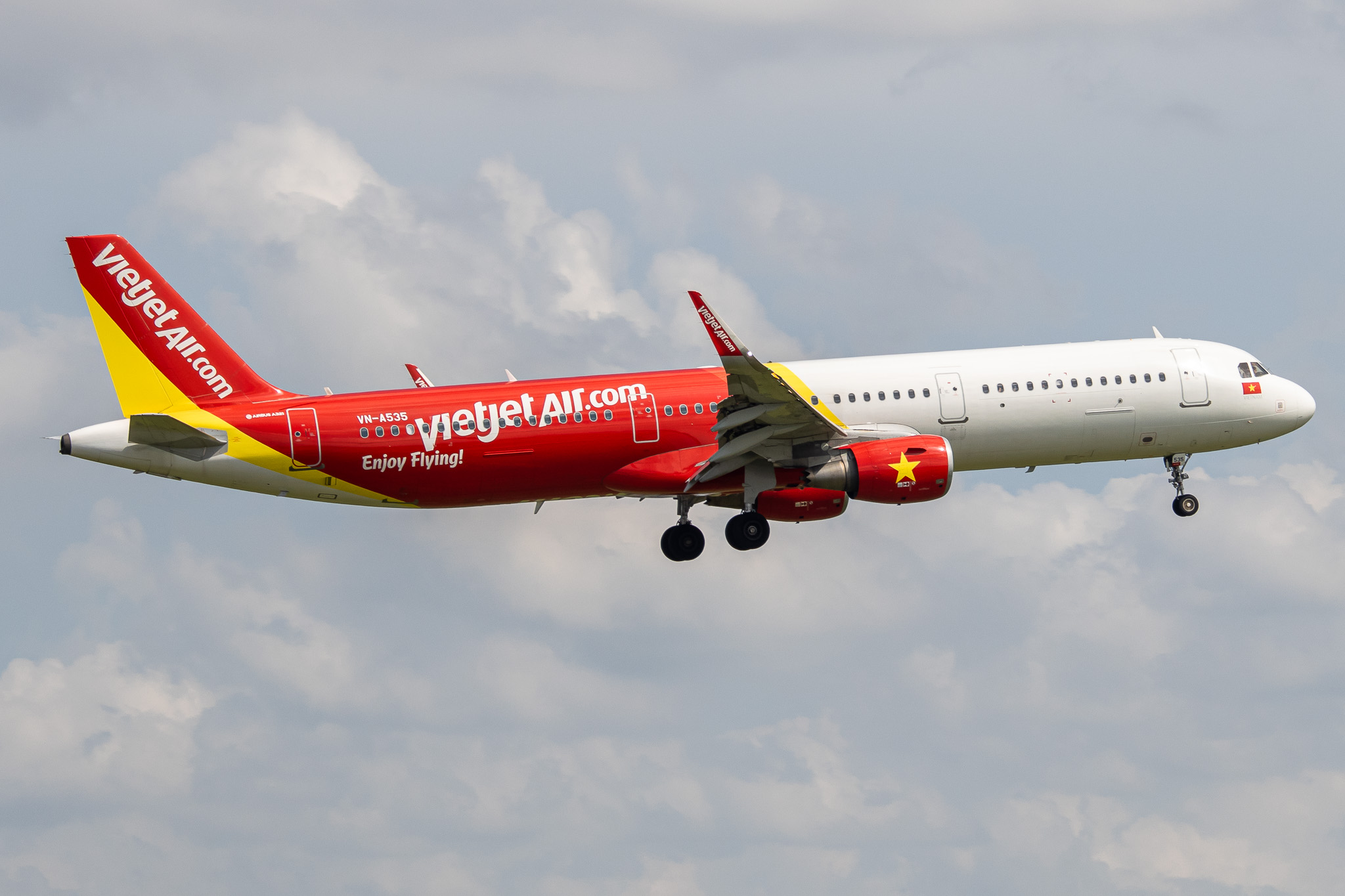 Full size: VietJet Air Airbus A321-200 VN-A535 at Tan Son Nhat International Airport