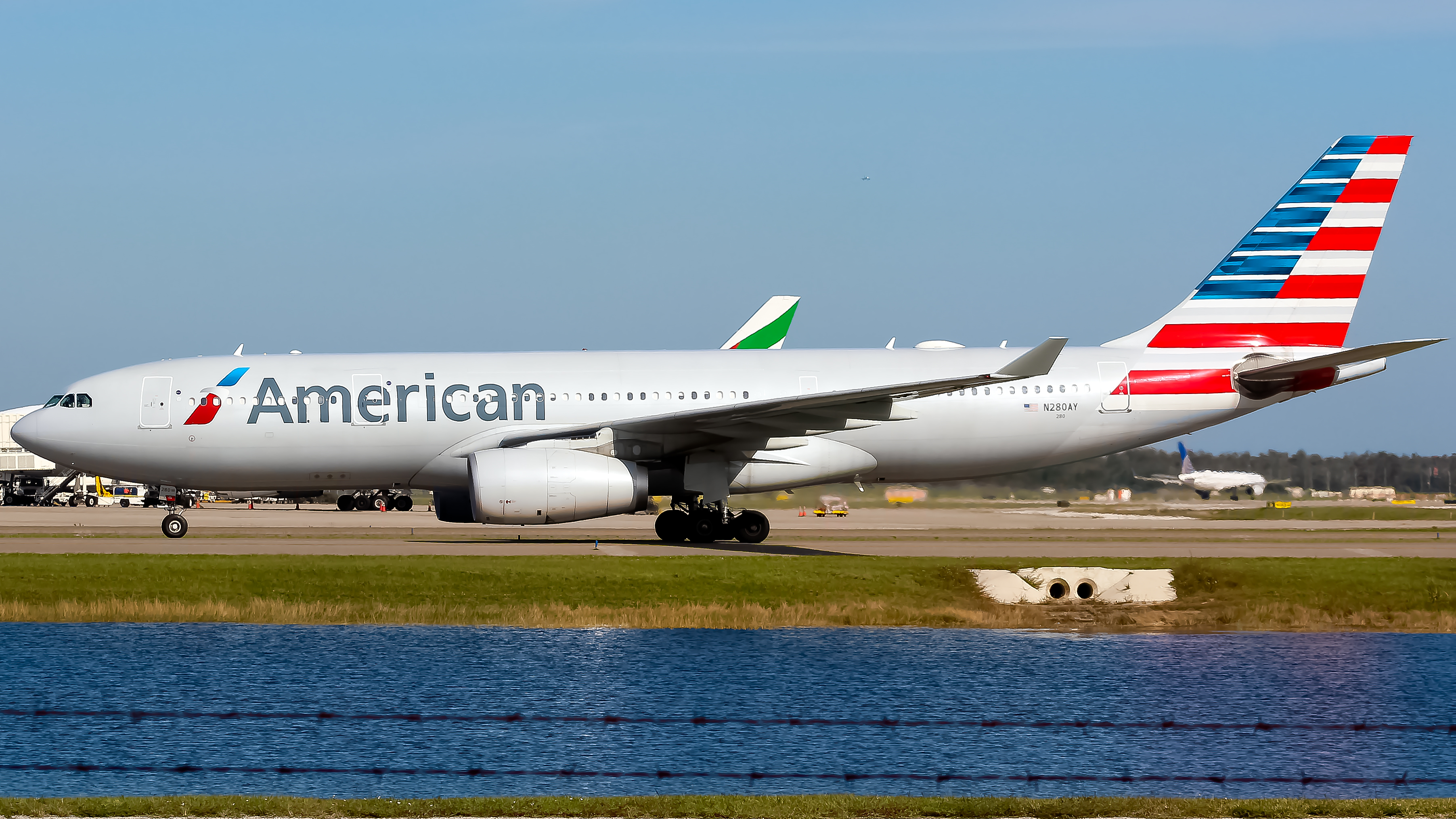 Full size: American Airlines Airbus A330-200 N280AY at Orlando International Airport