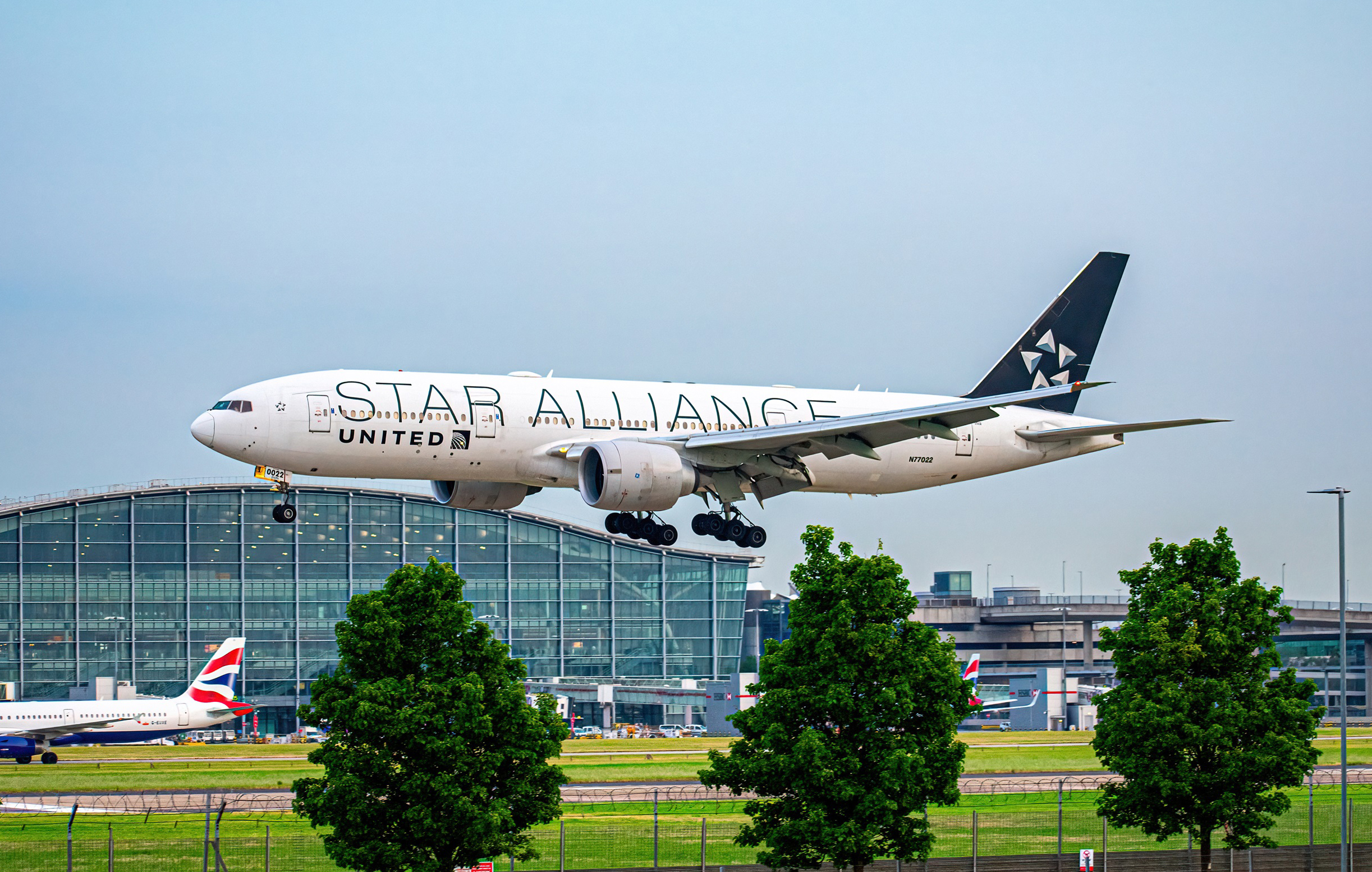 Full size: United Airlines Boeing 777-200ER N77022 at London Heathrow International Airport