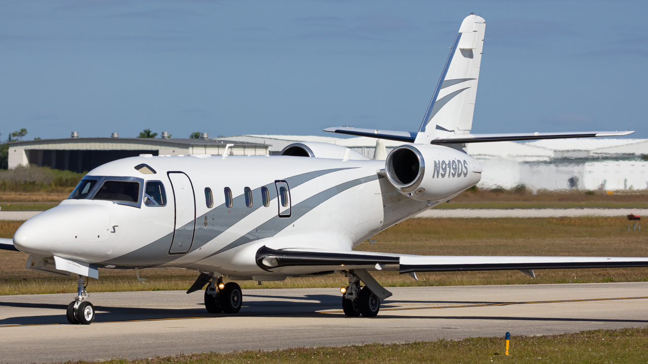 Full size: PRIVATE Gulfstream G100 N919DS at Naples Municipal Airport