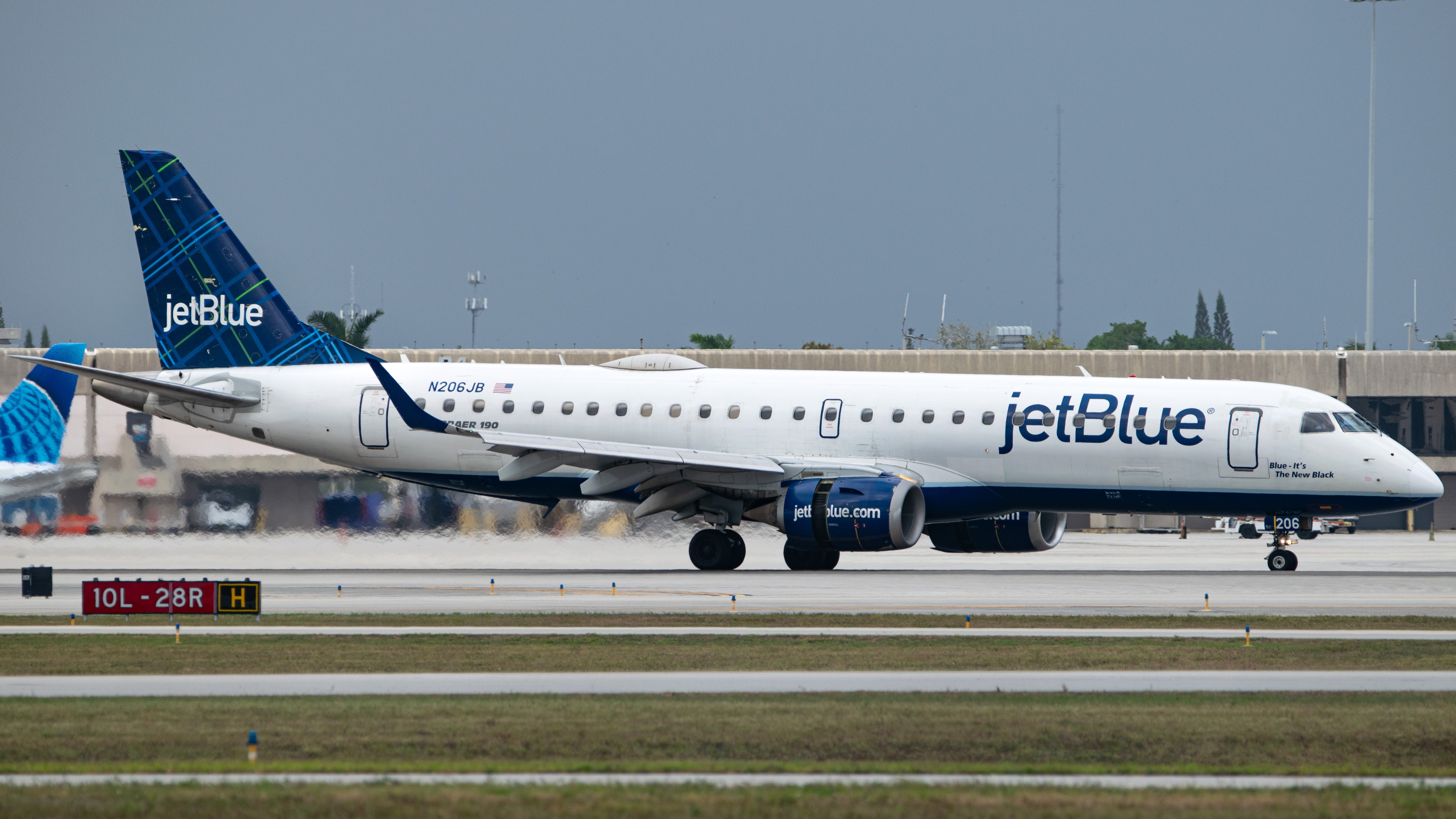 Full size: JetBlue Airways Embraer E190 N206JB at Palm Beach International Airport