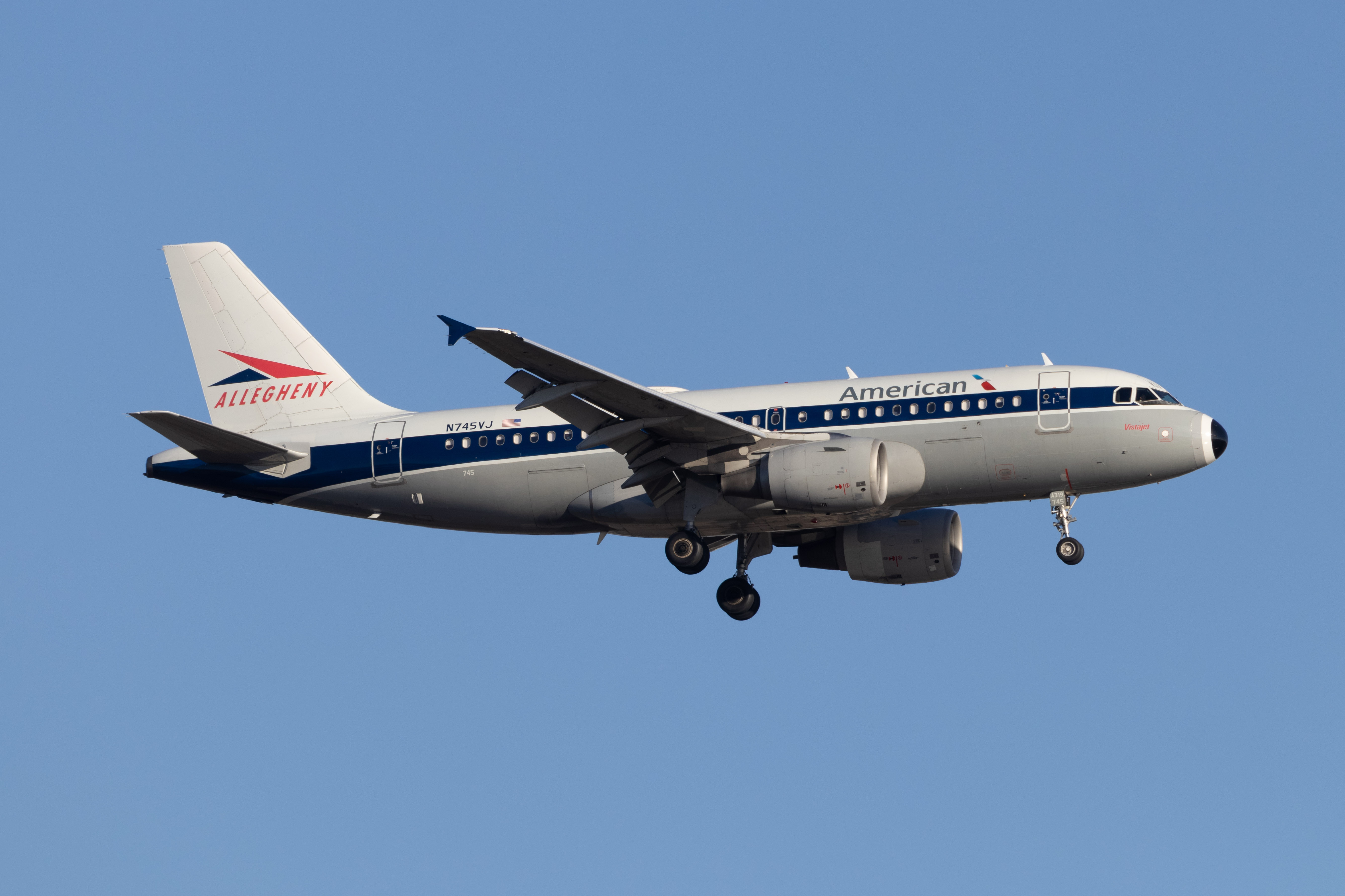 Full size: American Airlines Airbus A319 N745VJ at Washington Dulles International Airport