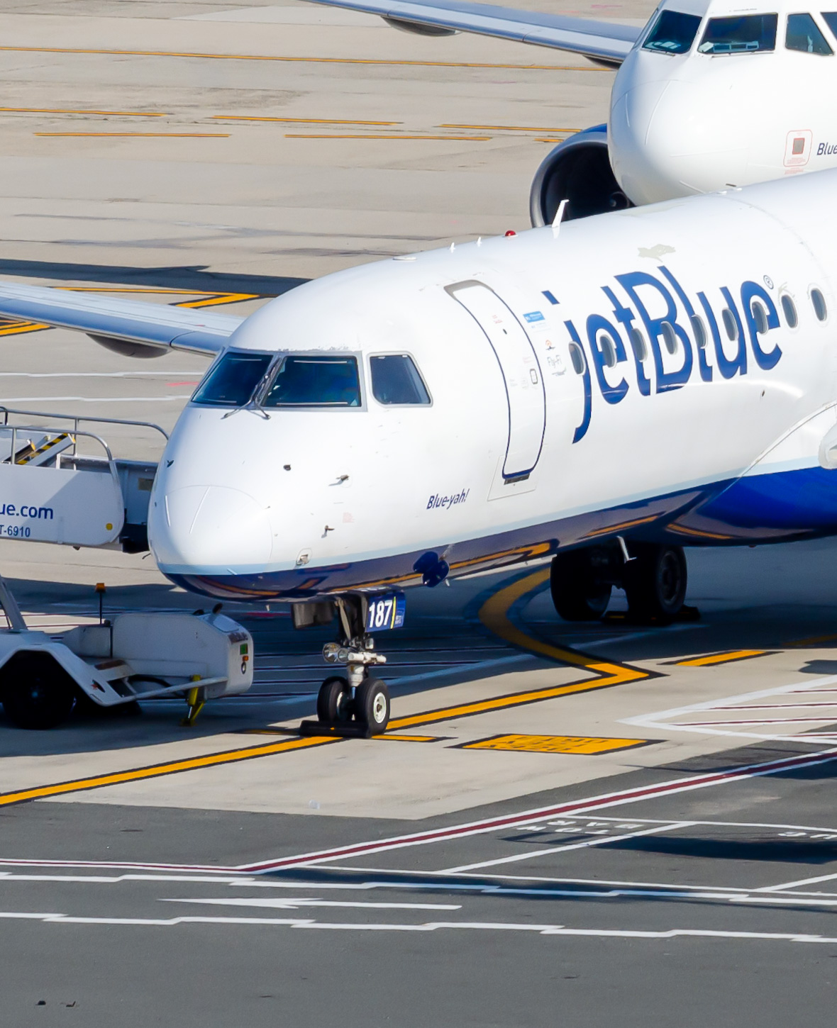 Full size: JetBlue Airways Embraer E190 N187JB at John F. Kennedy International Airport
