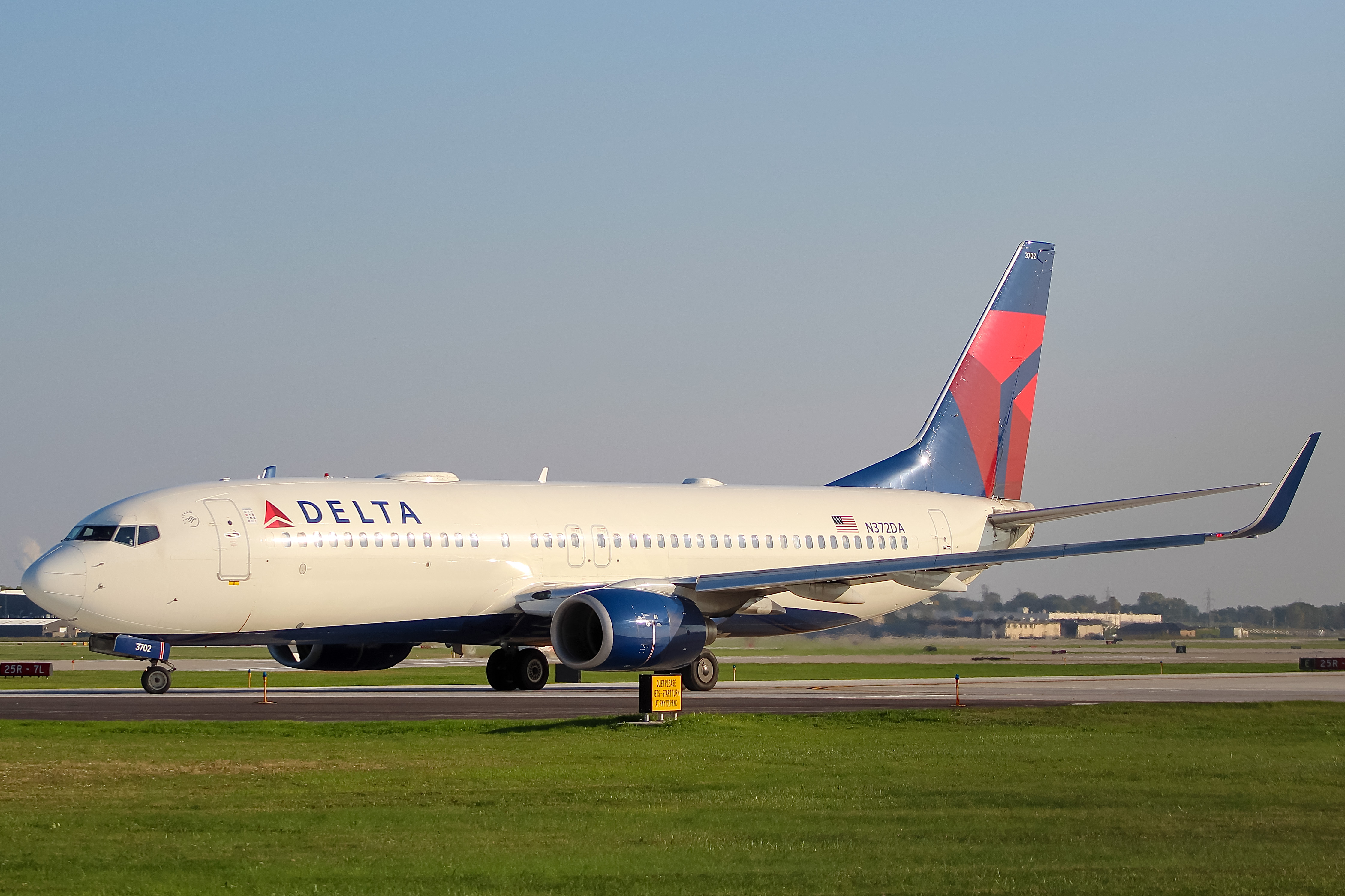 Full size: Delta Airlines Boeing 737-800 N372DA at General Mitchell International Airport