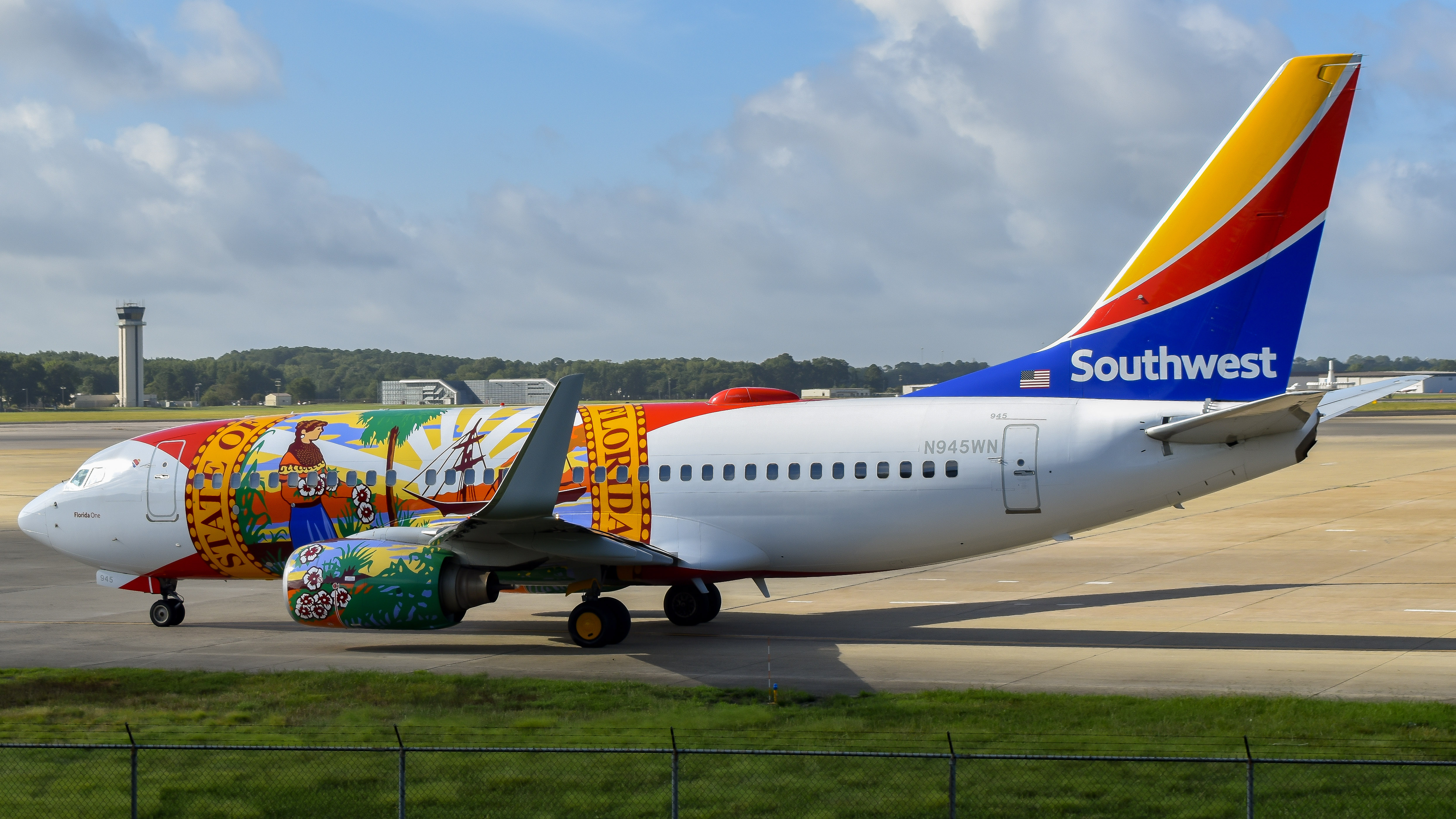 Full size: Southwest Airlines  Boeing 737-700 N945WN at Norfolk International Airport