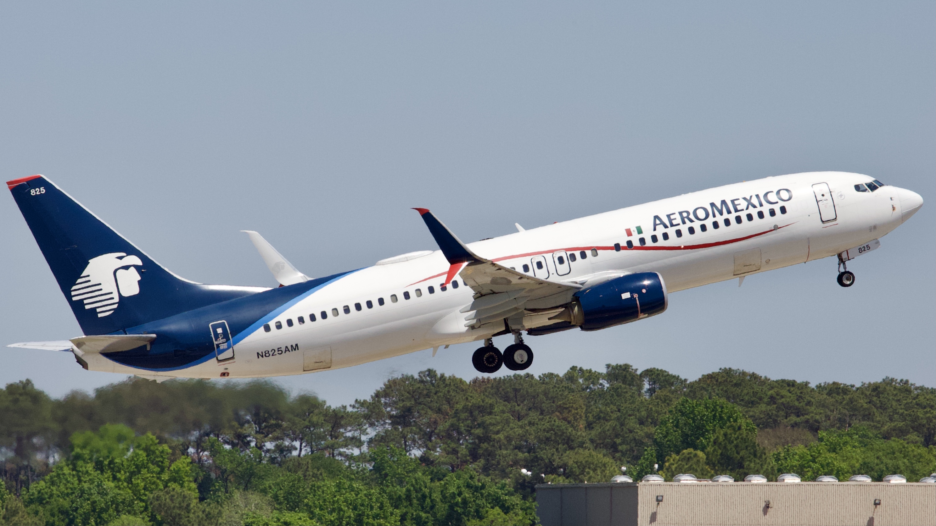 Full size: Aeromexico Boeing 737-800 N825AM at Houston-George Bush Intercontinental Airport