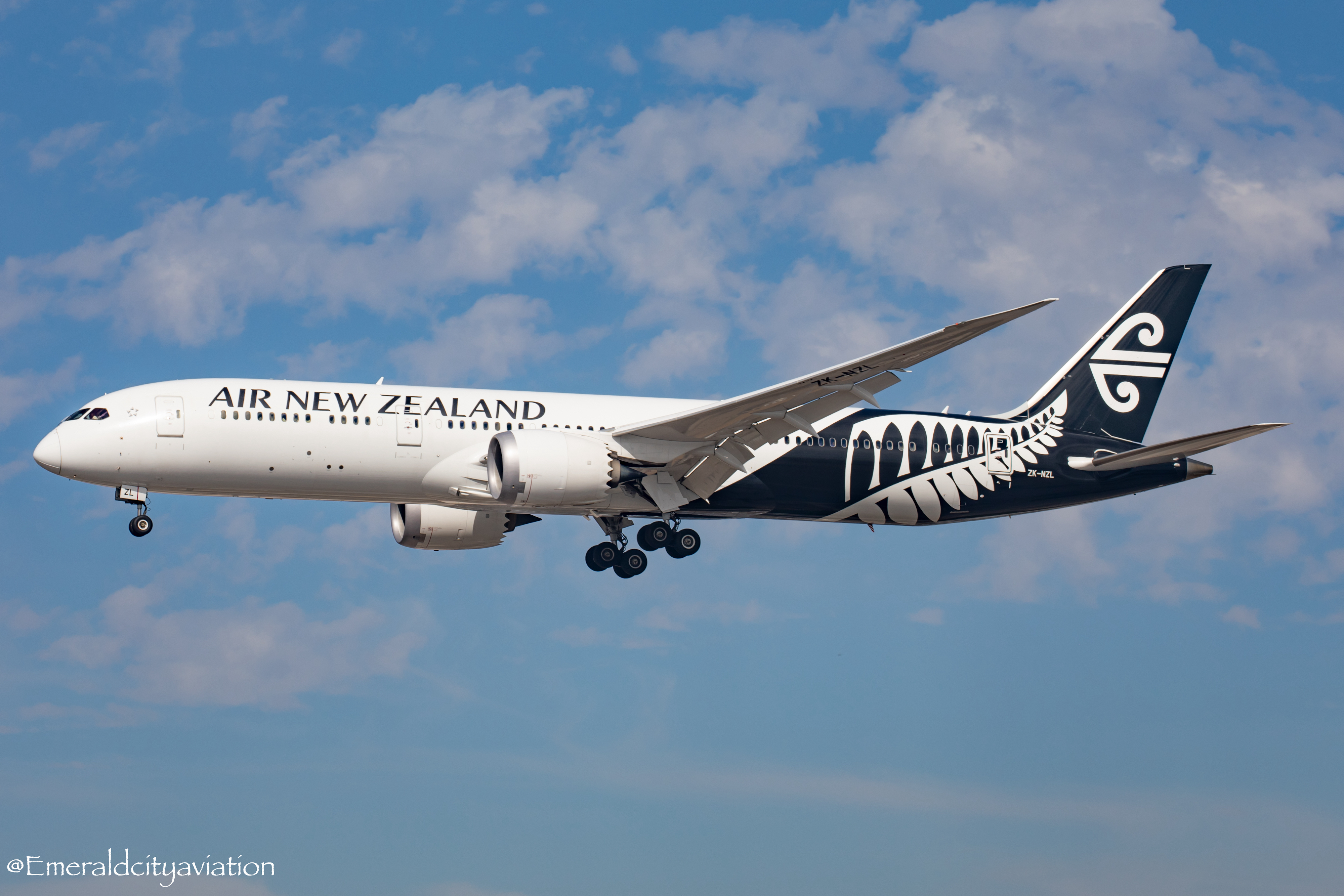 Full size: Air New Zealand Boeing 787-9 ZK-NZL at Los Angeles International Airport