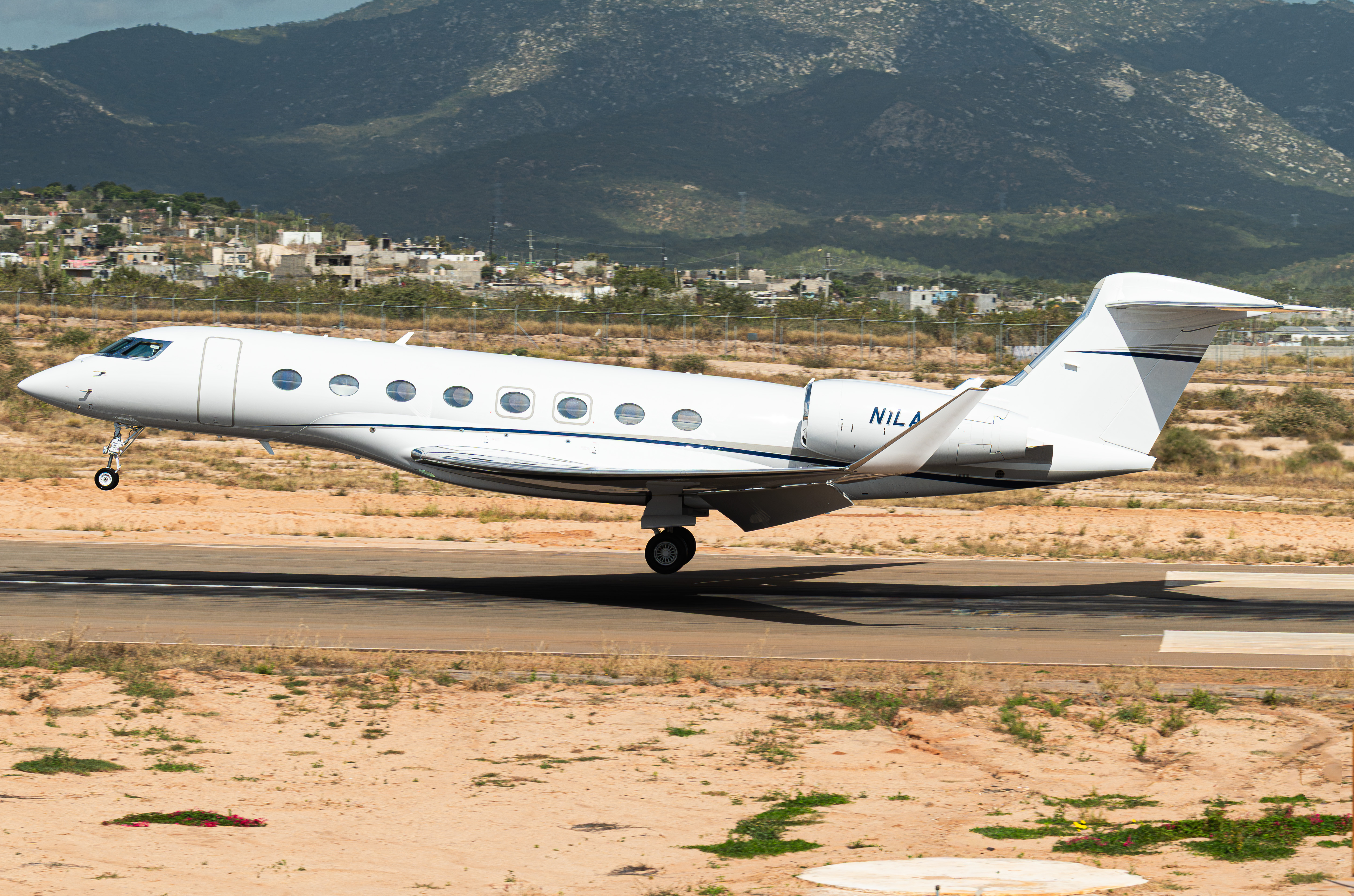 Full size: PRIVATE Gulfstream G650ER N1LA at Aeropuerto de Cabo San Lucas Internacional