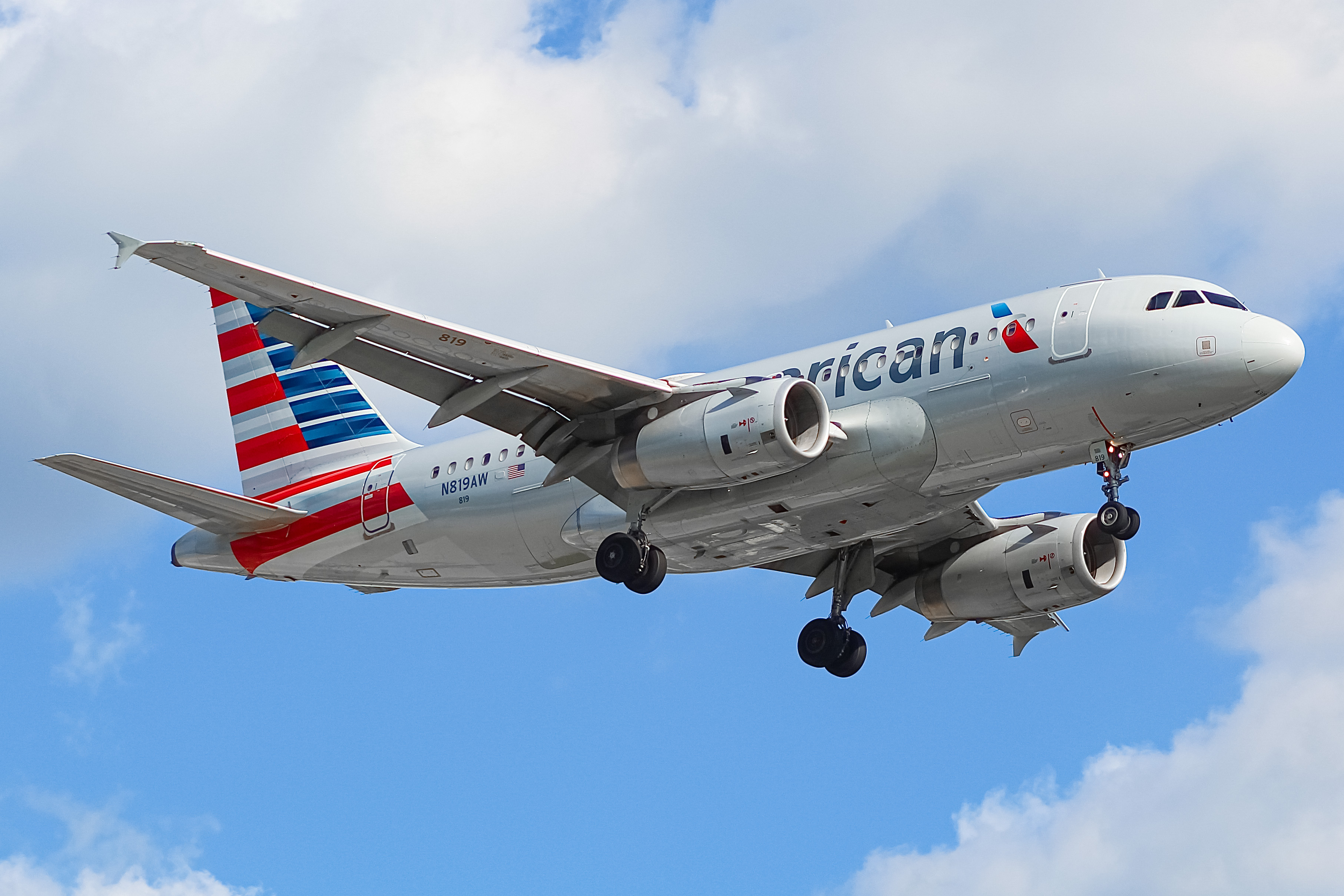 Full size: American Airlines Airbus A319 N819AW at General Mitchell International Airport