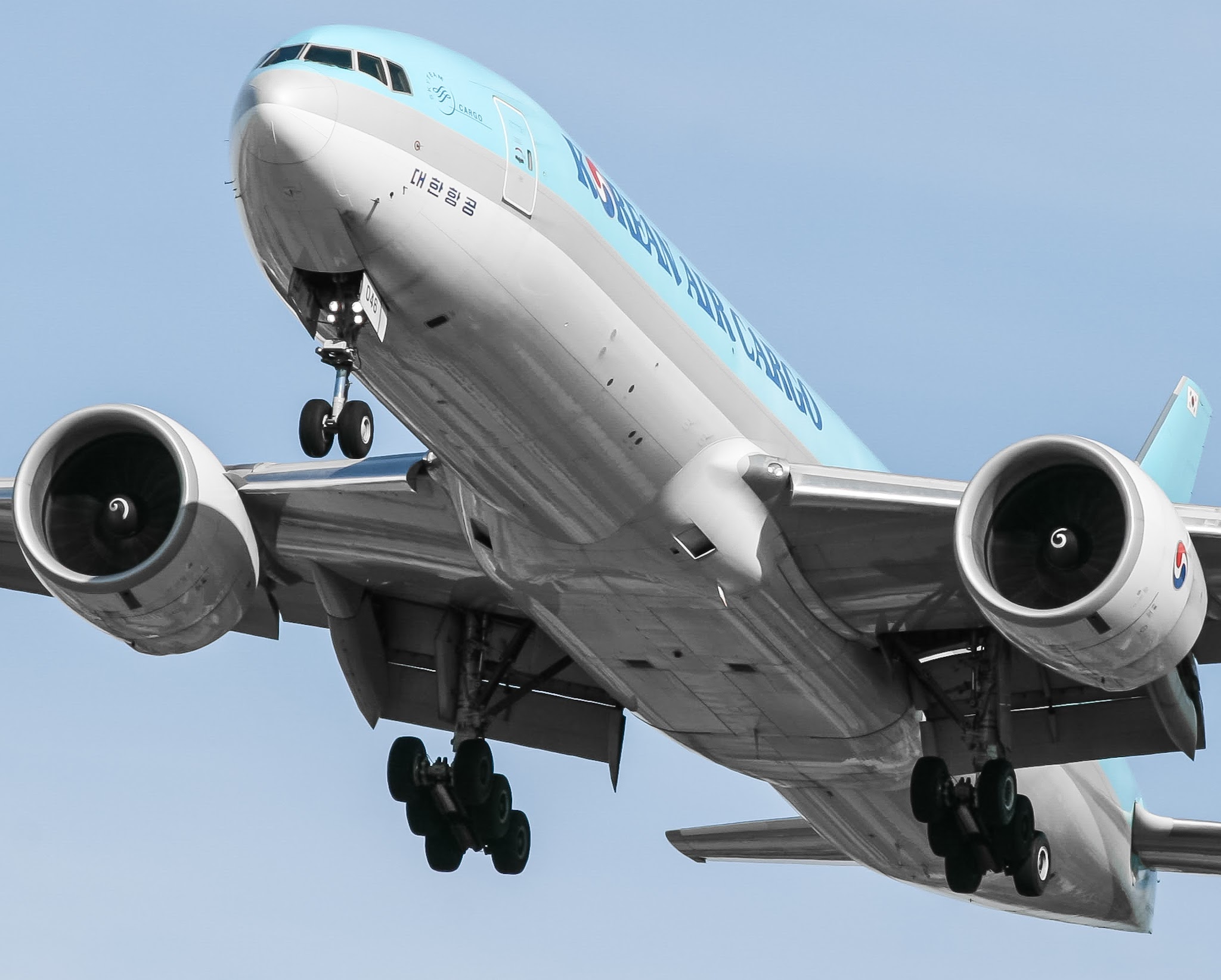 Full size: Korean Air Cargo Boeing 777-F HL8046 at Lester B Pearson International Airport