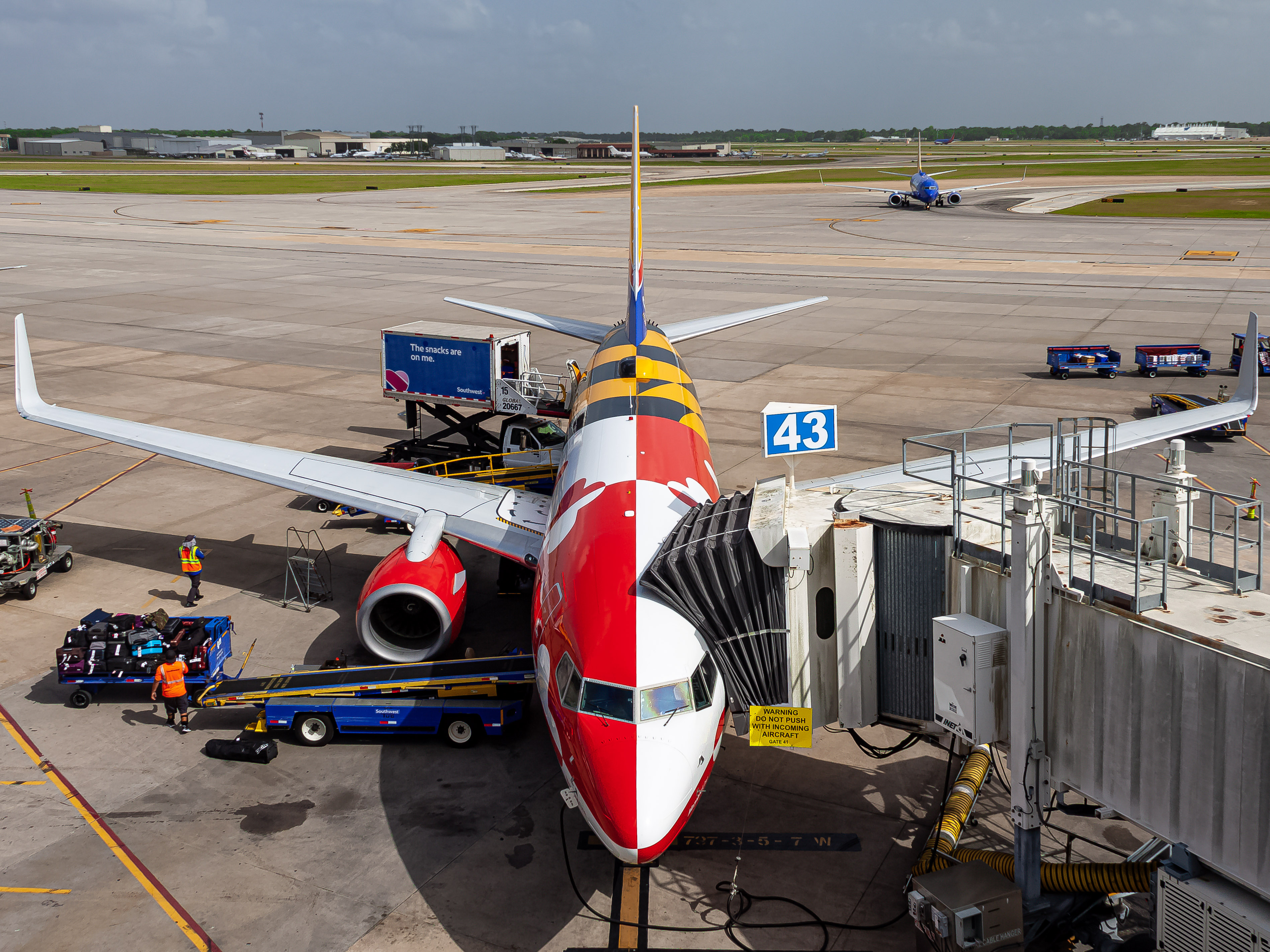 Full size: Southwest Airlines Boeing 737-700 N214WN at William P Hobby Airport