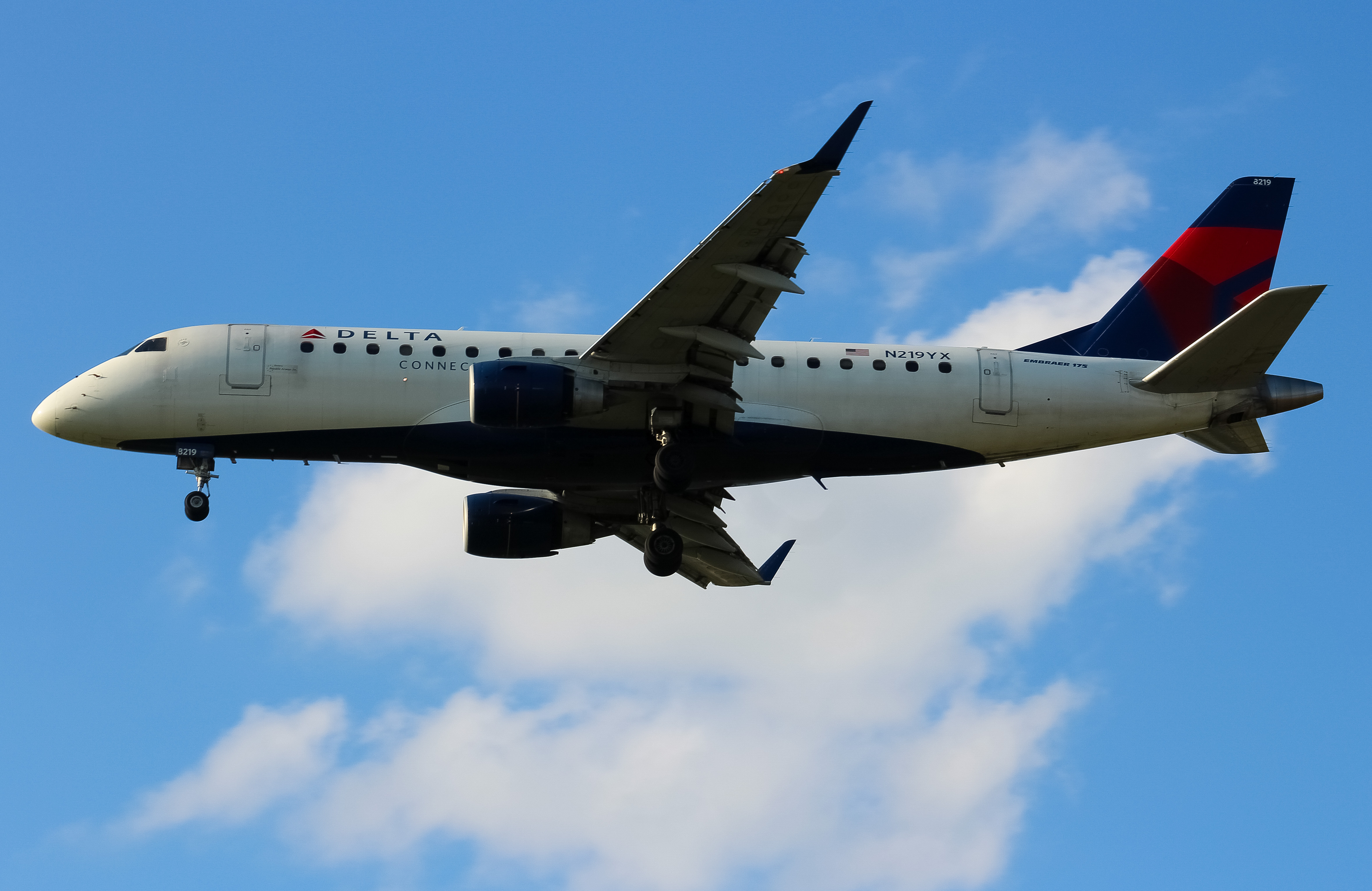 Full size: Delta Connection Embraer E175 N219YX at Cincinnati/Northern Kentucky International Airport