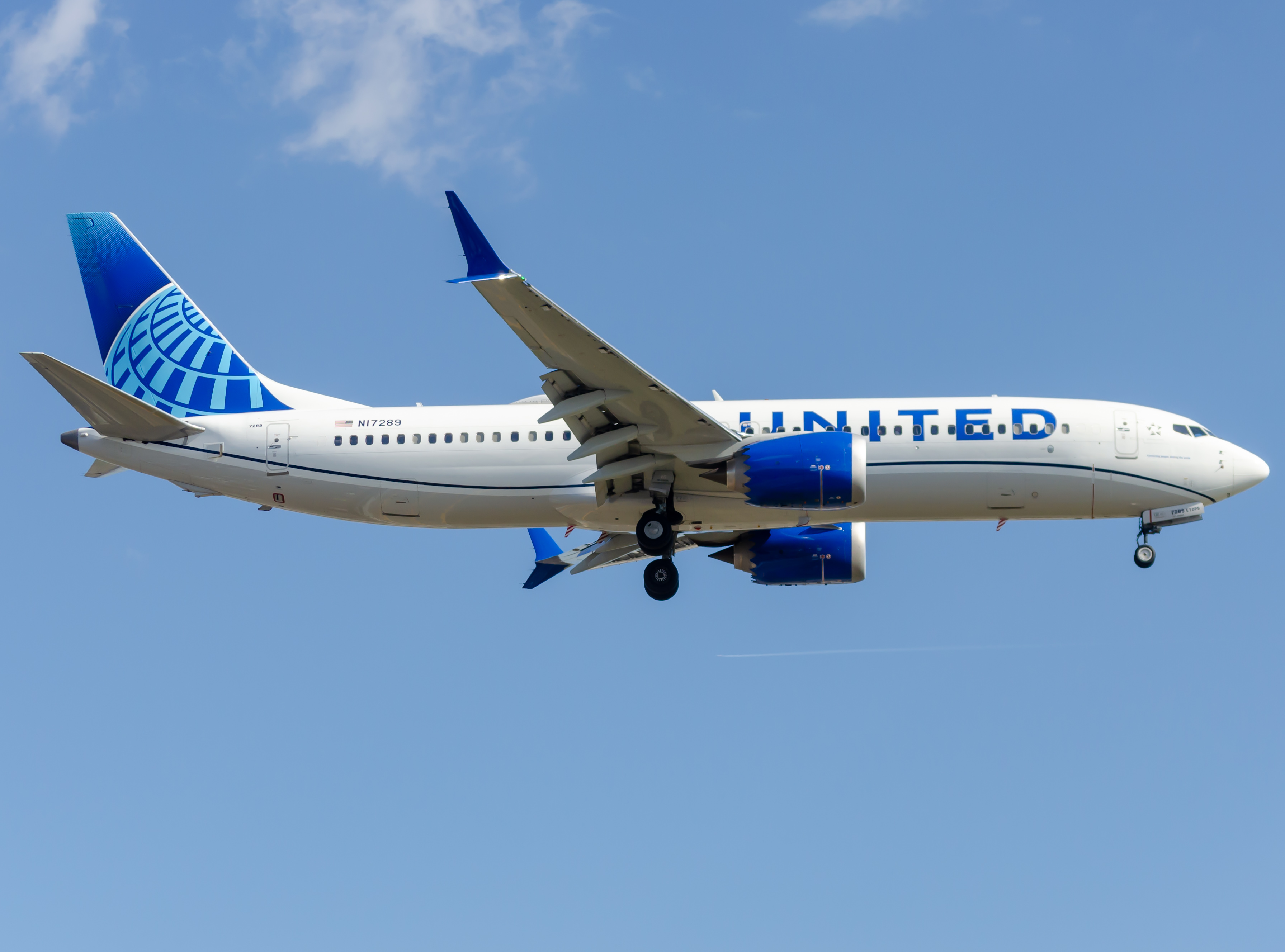 Full size: United Airlines Boeing 737 MAX 8 N17289 at Newark Liberty International Airport