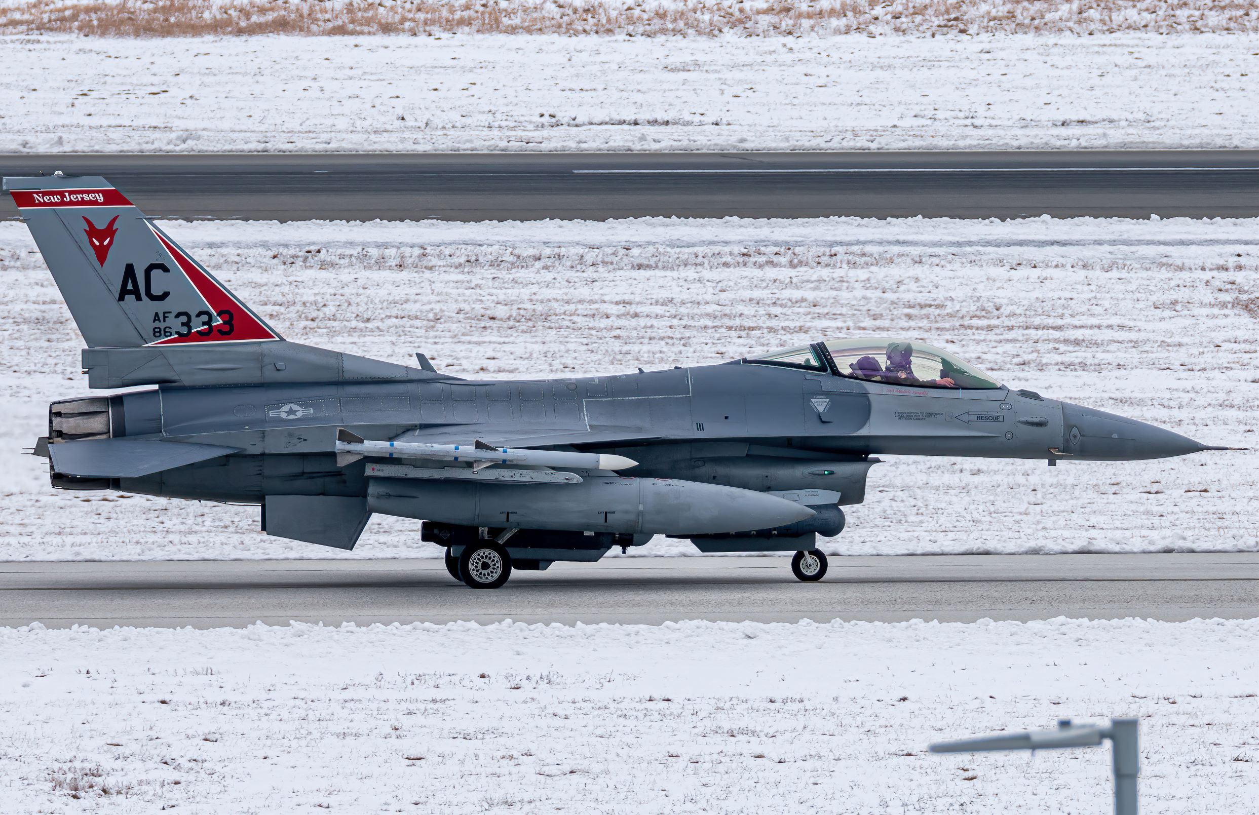 Full size: USAF - United States Air Force General Dynamics F-16 Fighting Falcon 86-0333 at Atlantic City International Airport