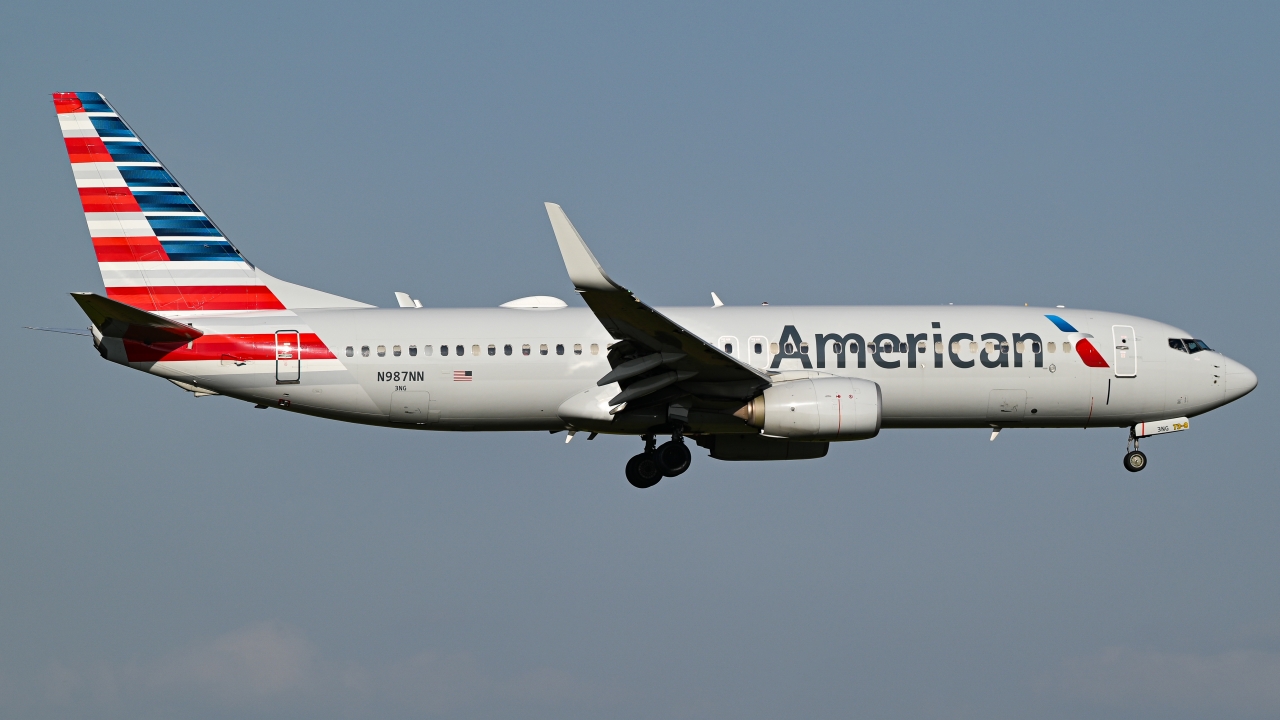 Full size: American Airlines Boeing 737-800 N987NN at Dallas-Fort Worth International Airport