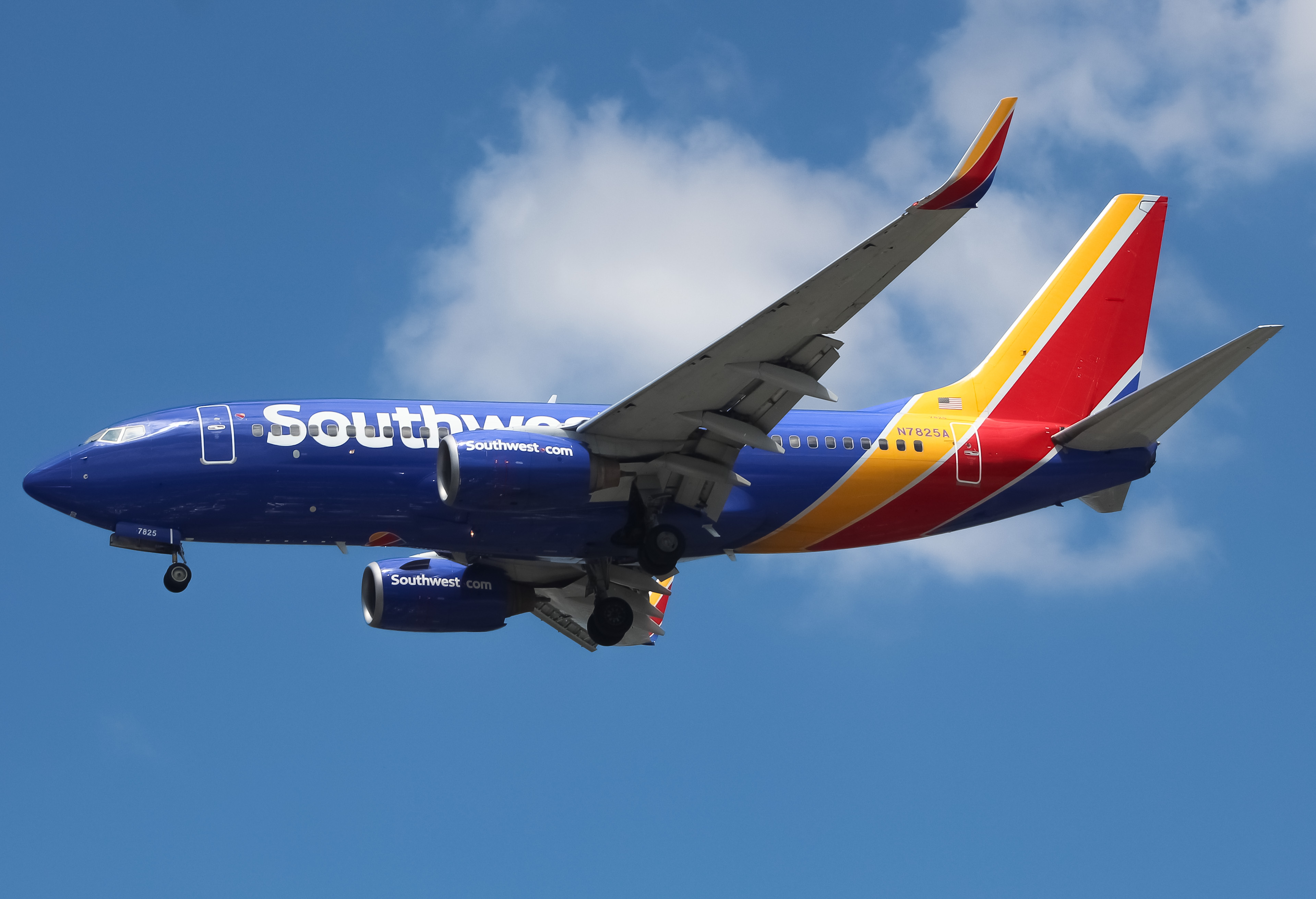 Full size: Southwest Airlines Boeing 737-700 N7825A at Newark Liberty International Airport