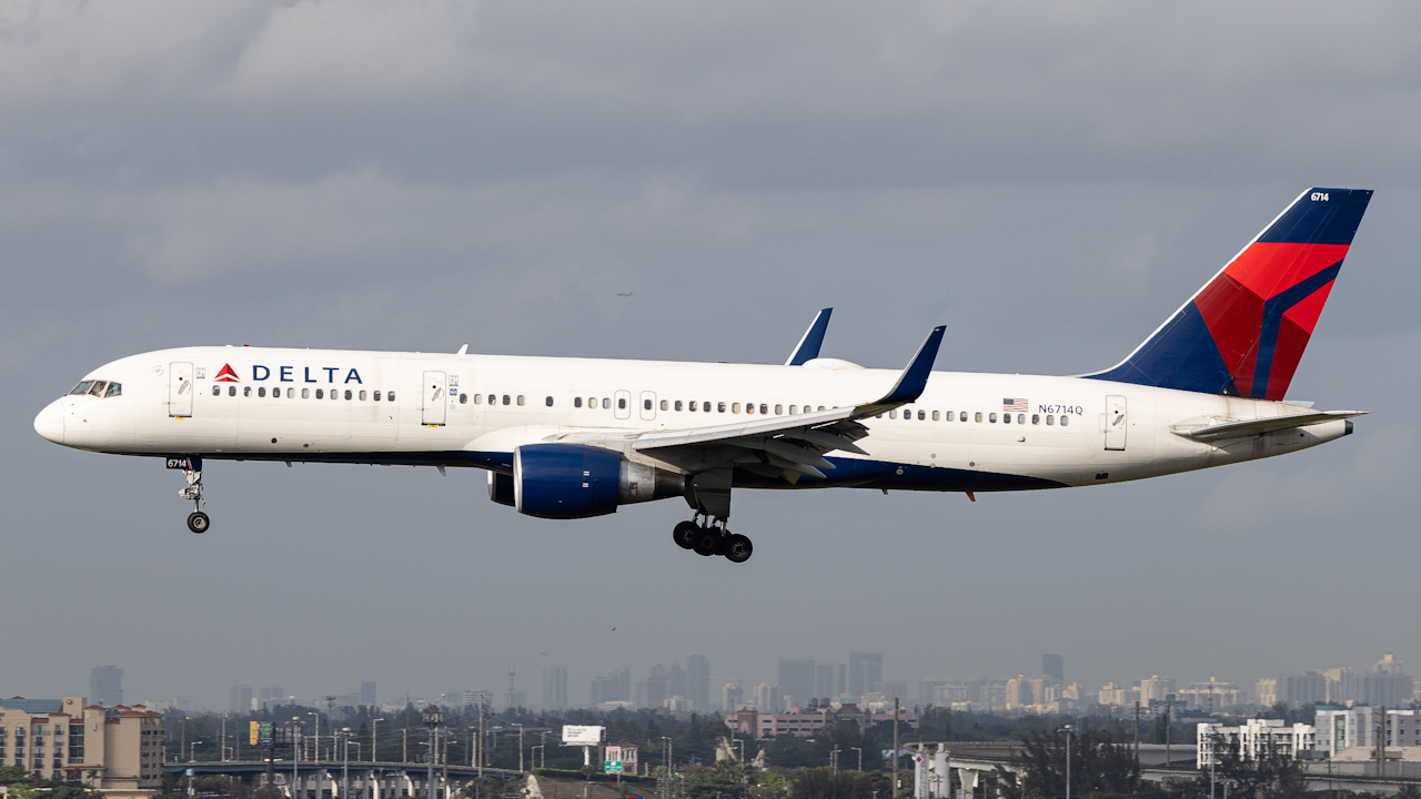 Full size: Delta Airlines Boeing 757-200 N6714Q at Miami International Airport