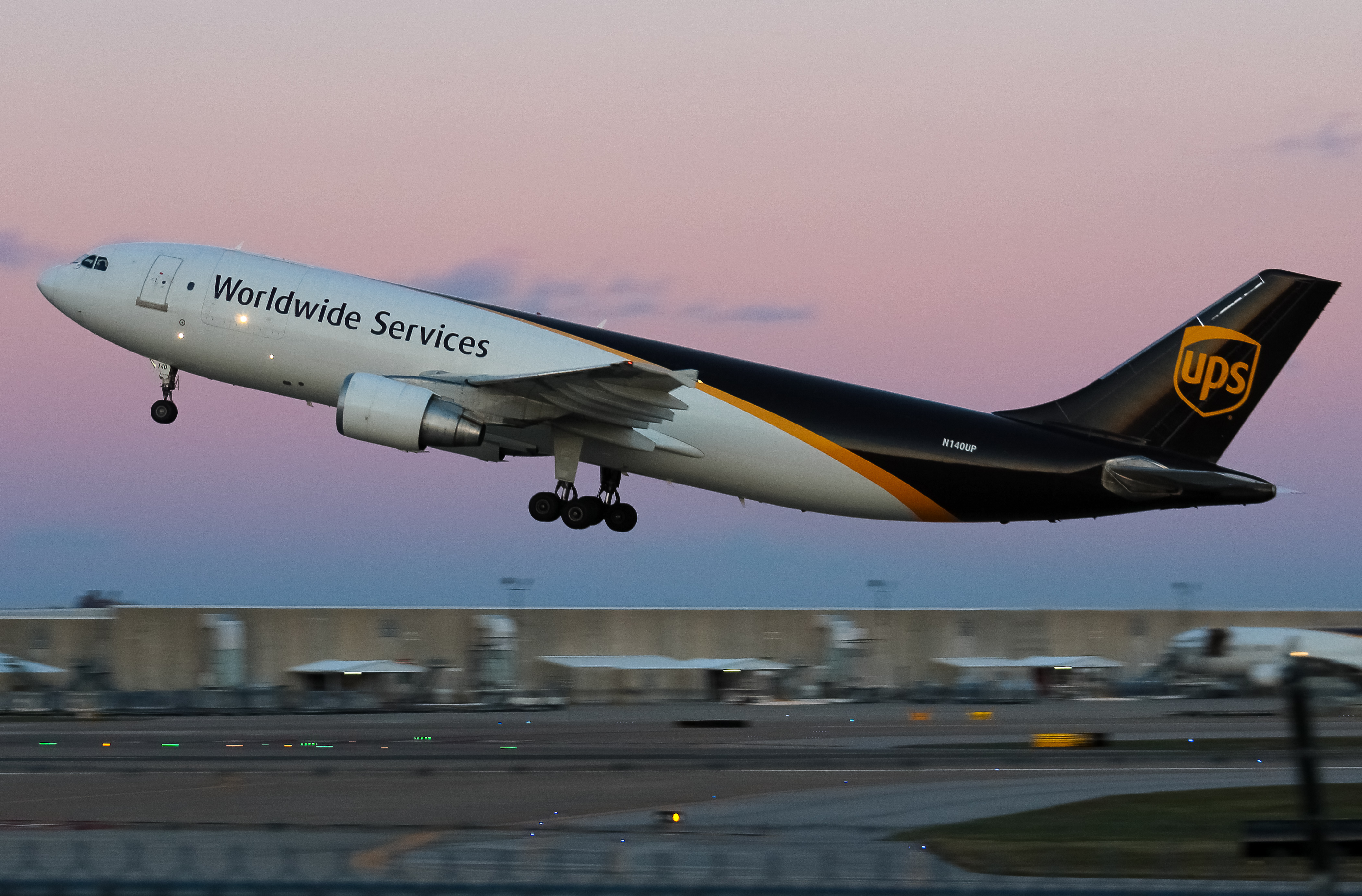 Full size: United Parcel Service Airbus A300F-600 N140UP at Louisville Muhammad Ali International Airport