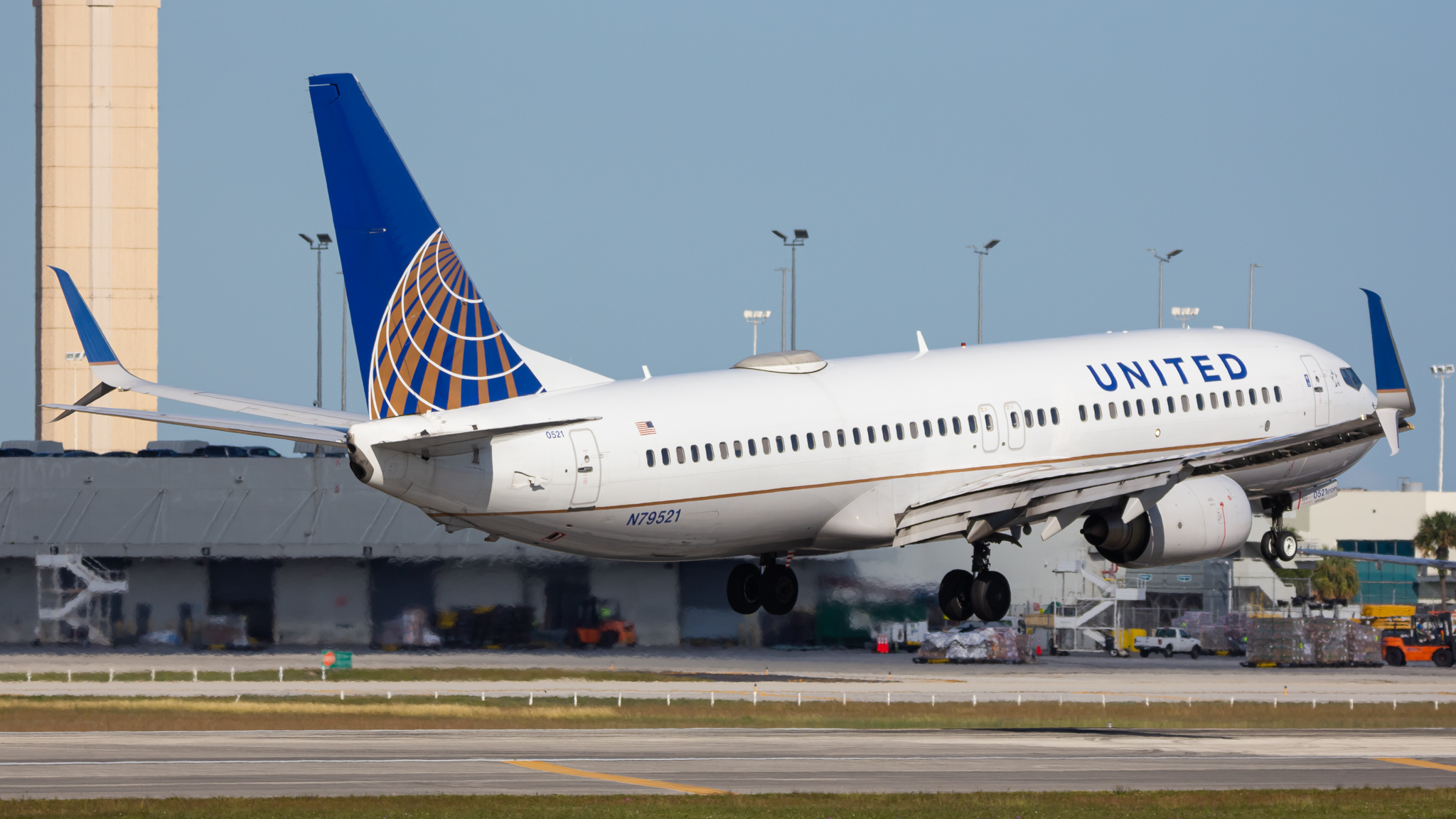 Full size: United Airlines Boeing 737-800 N79521 at Miami International Airport