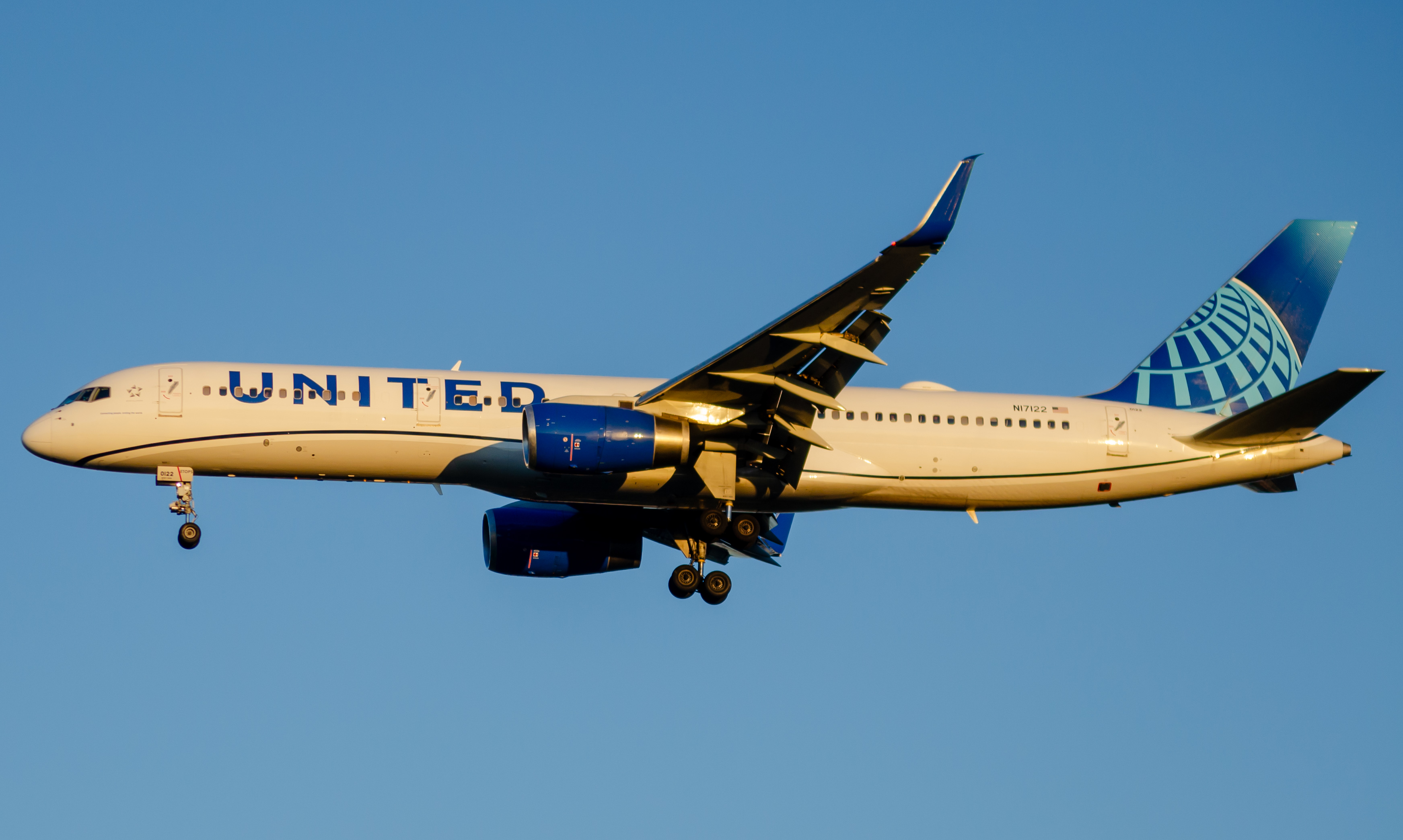 Full size: United Airlines Boeing 757-200 N17122 at Newark Liberty International Airport