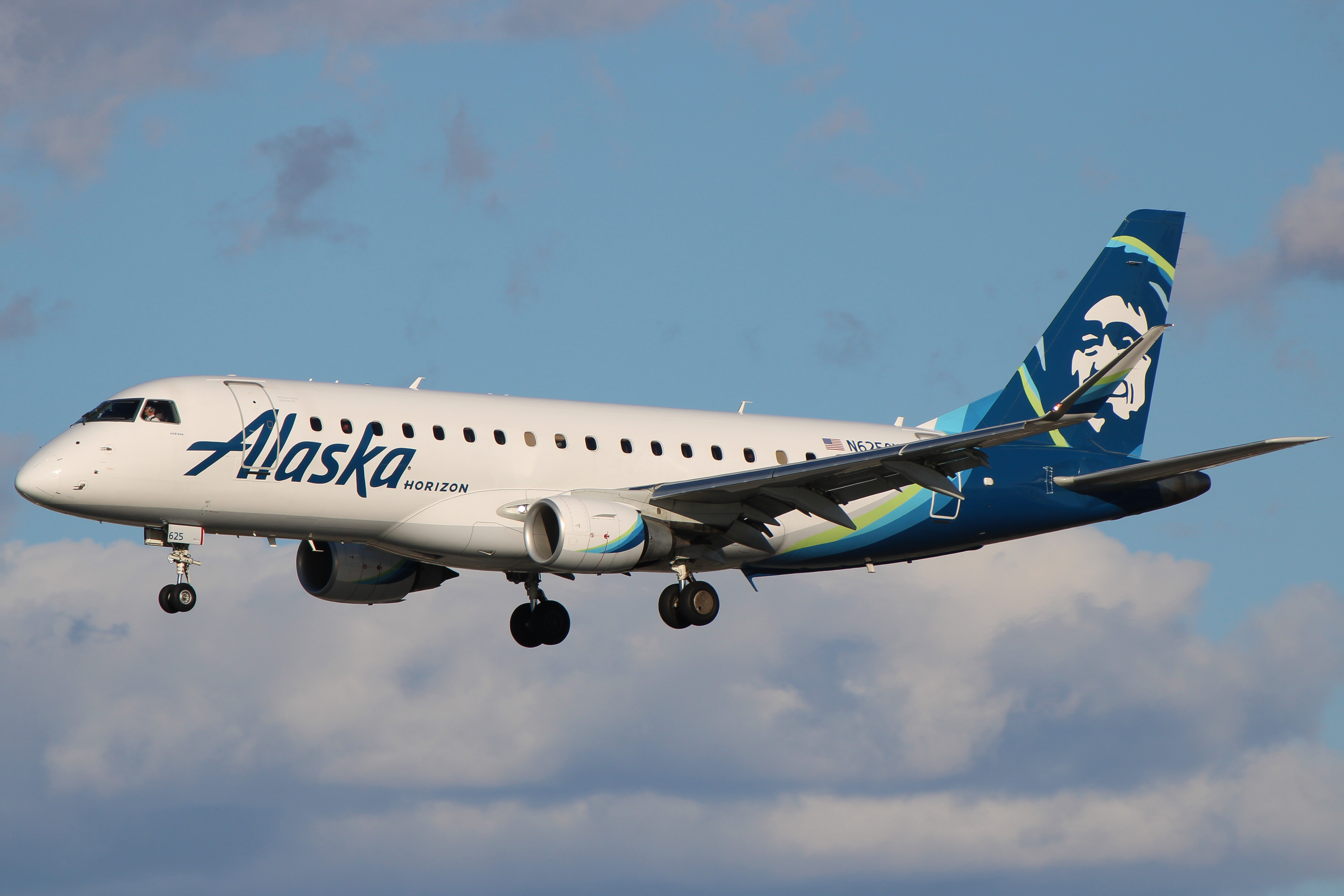 Full size: Alaska Airlines Embraer E175 N625QX at San Diego International Airport