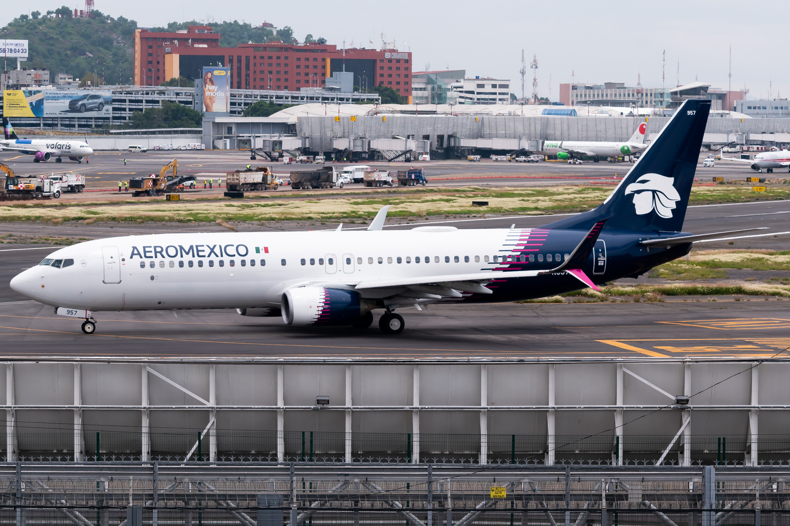Full size: Aeromexico Boeing 737-800 N957AM at Mexico City International Airport