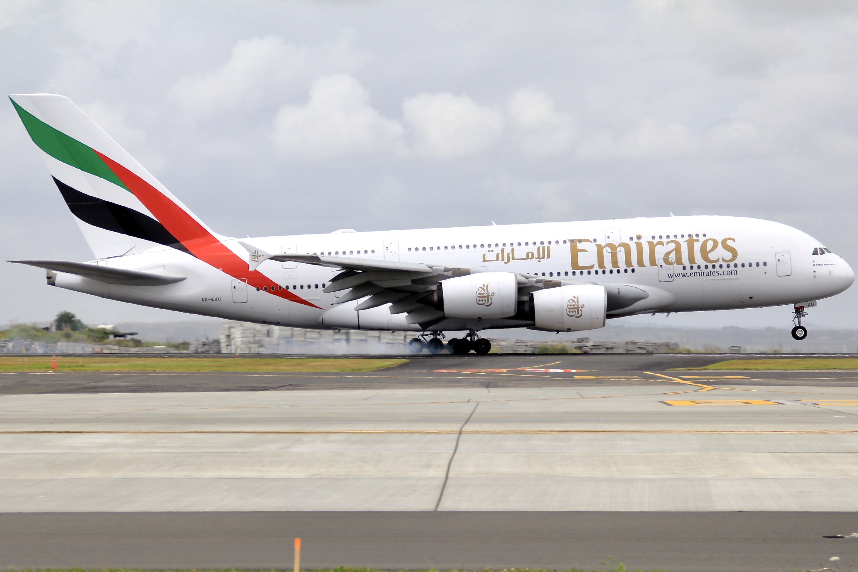 Full size: Emirates Airbus A380-800 A6-EUU at Auckland International Airport