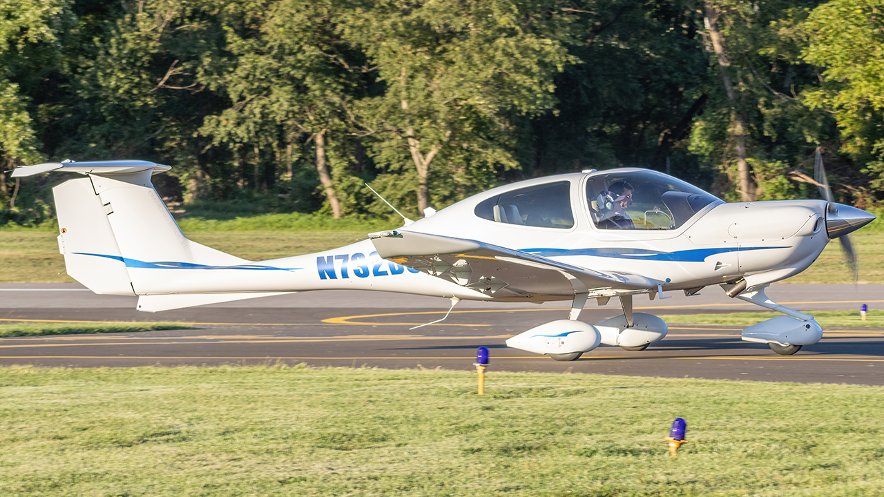 Full size: PRIVATE Diamond DA-40 Diamond Star N732DS at College Park Airport