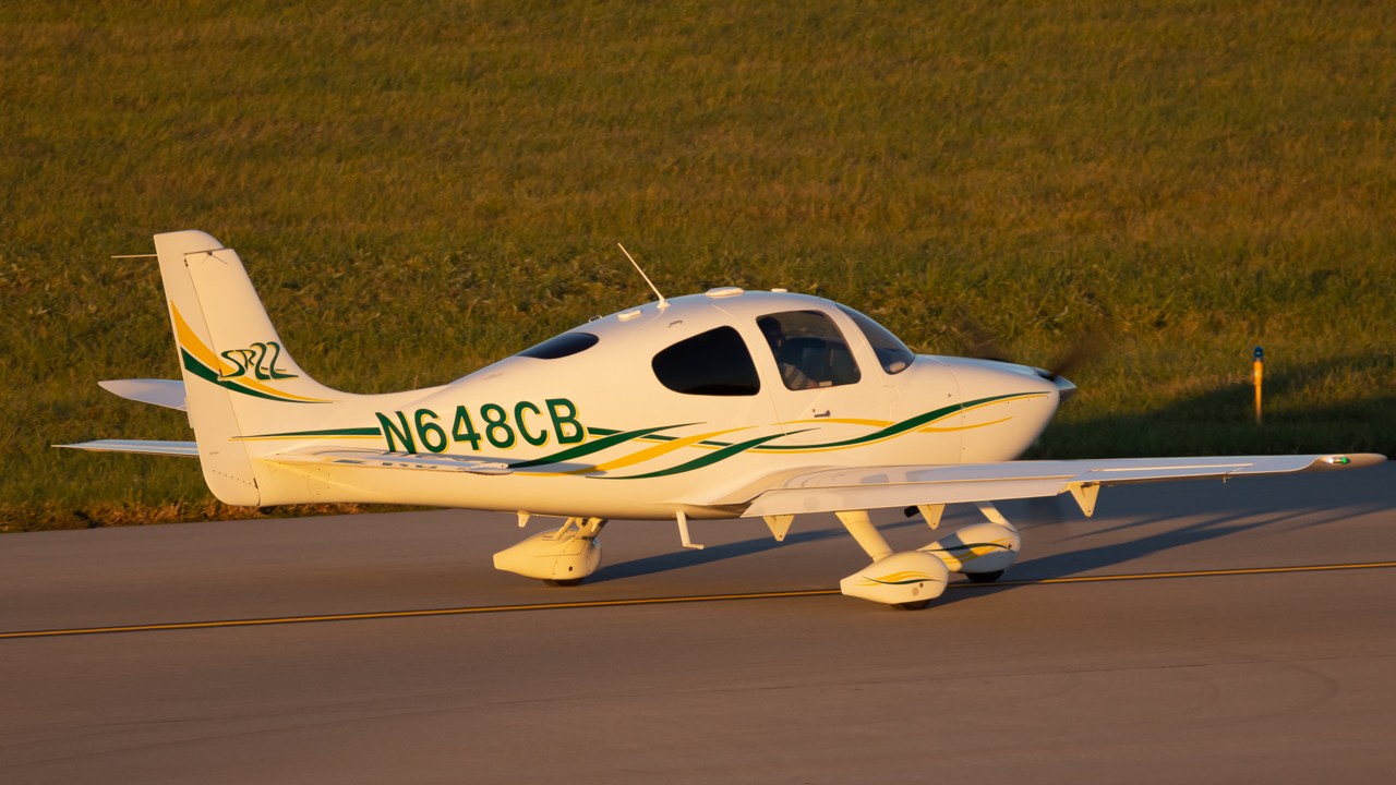 Full size: PRIVATE Cirrus SR-22 N648CB at John Glenn Columbus International Airport
