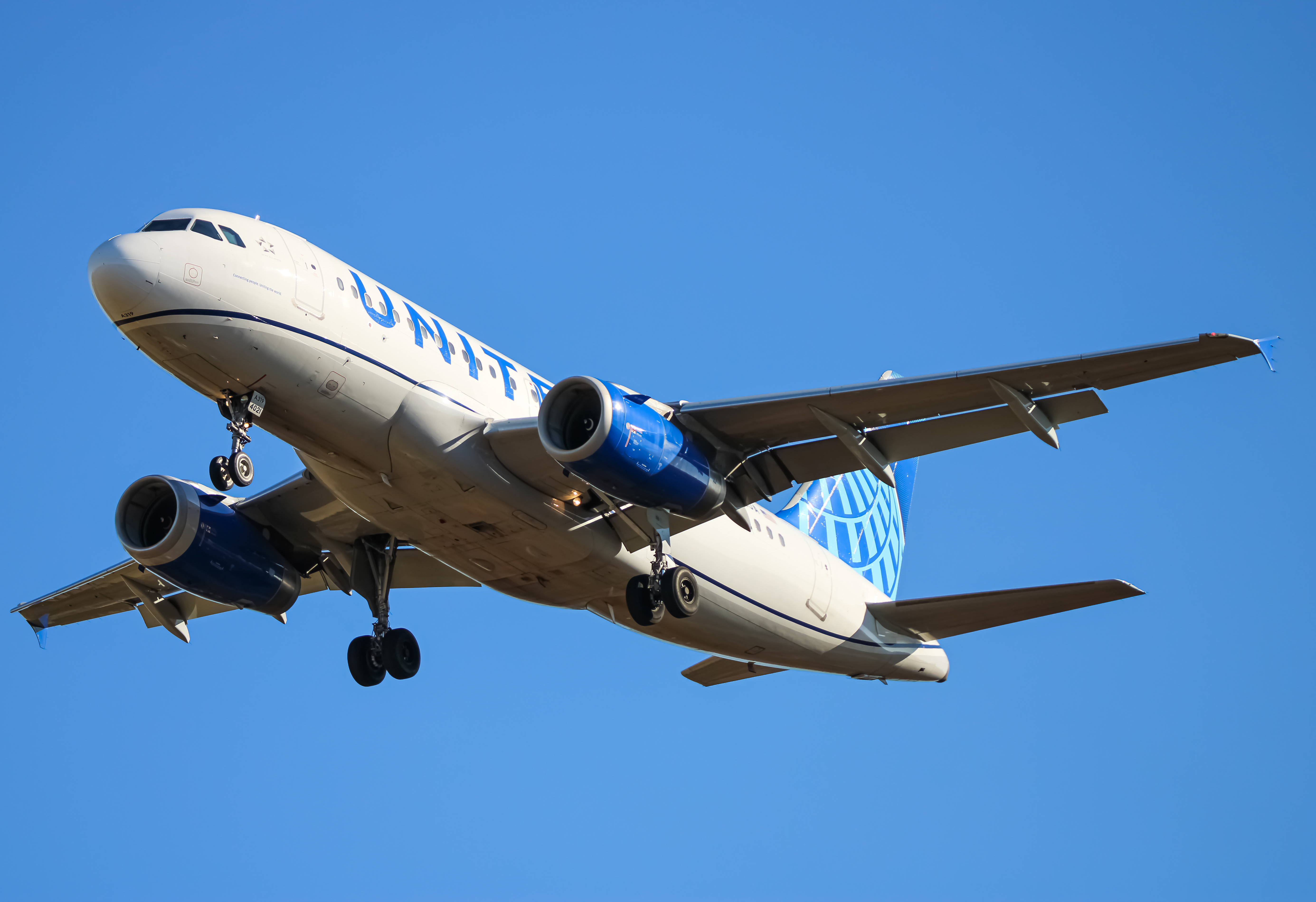 Full size: United Airlines Airbus A319 N821UA at Washington Dulles International Airport