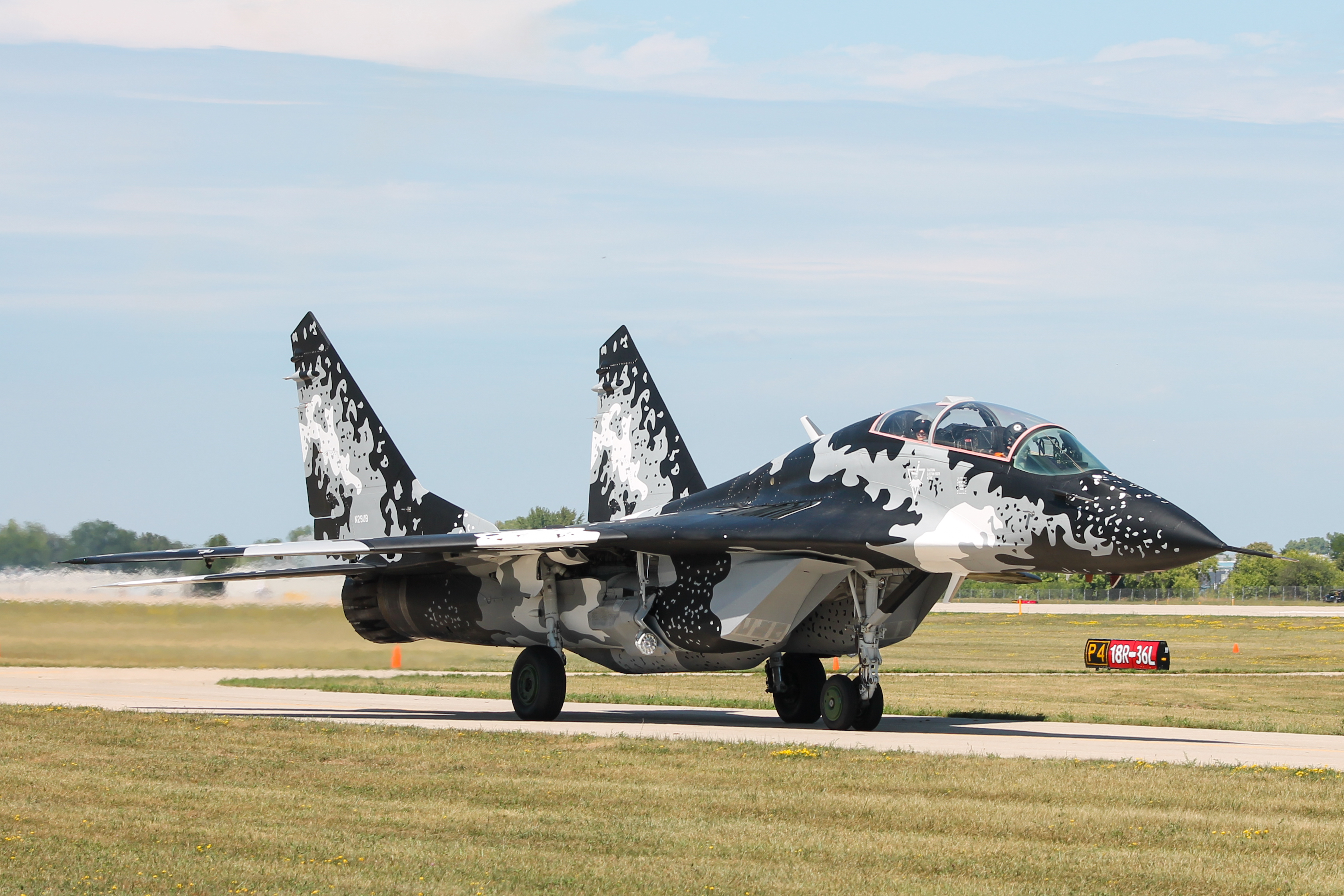 Full size: PRIVATE Mikoyan-Gurevich MiG-29 N29UB at Wittman Regional Airport