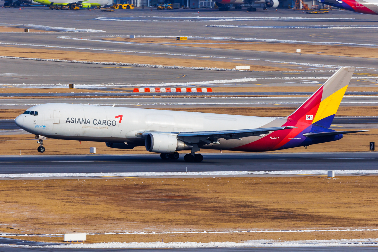 Full size: Asiana Airlines Cargo Boeing 767-300F HL7507 at Seoul-Incheon International Airport
