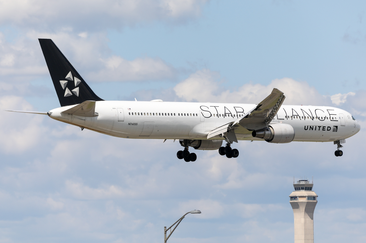 Full size: United Airlines Boeing 767-400ER N76055 at Newark Liberty International Airport